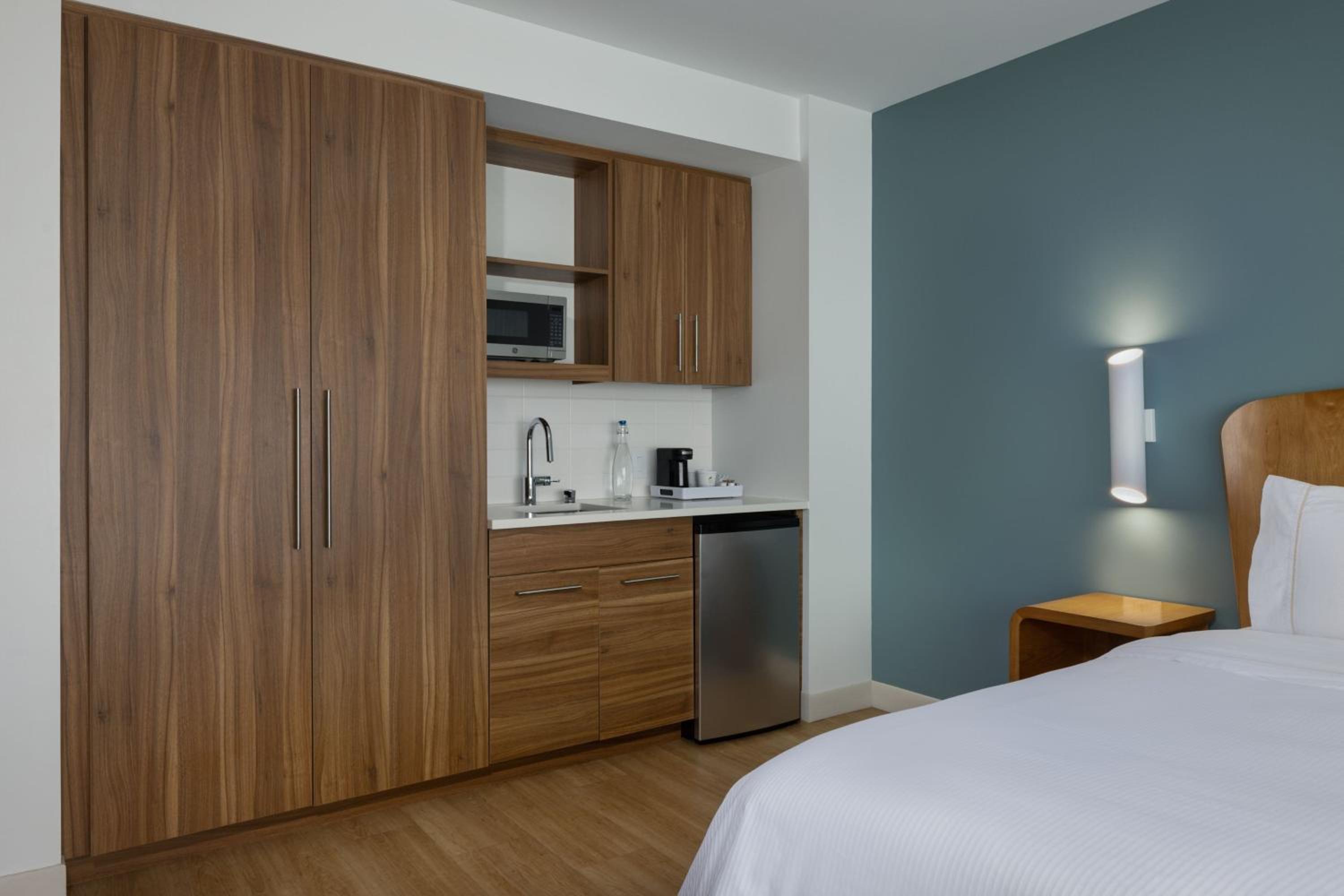Deluxe King Room with Roll-in Shower - Mobility Accessible - Photo 2