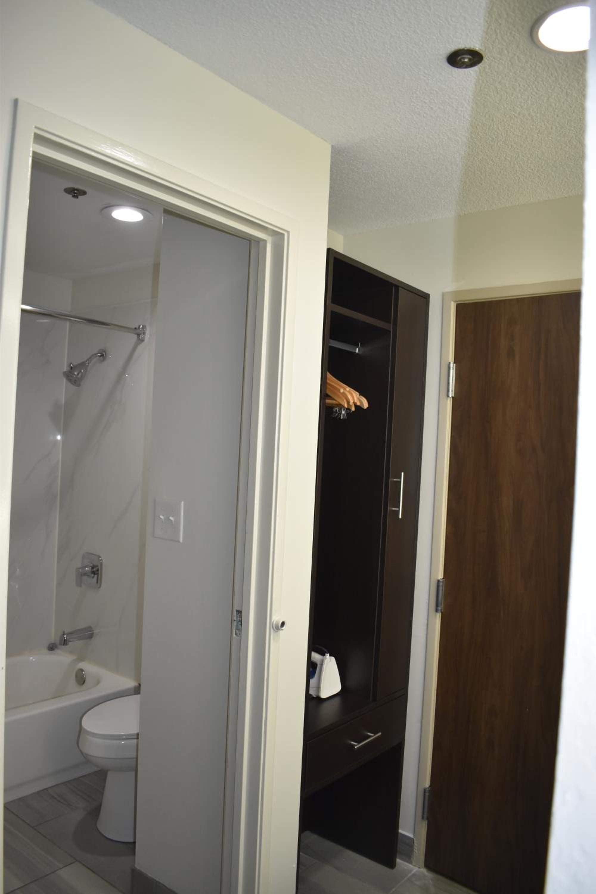 King Suite - Non-Smoking - Photo 26