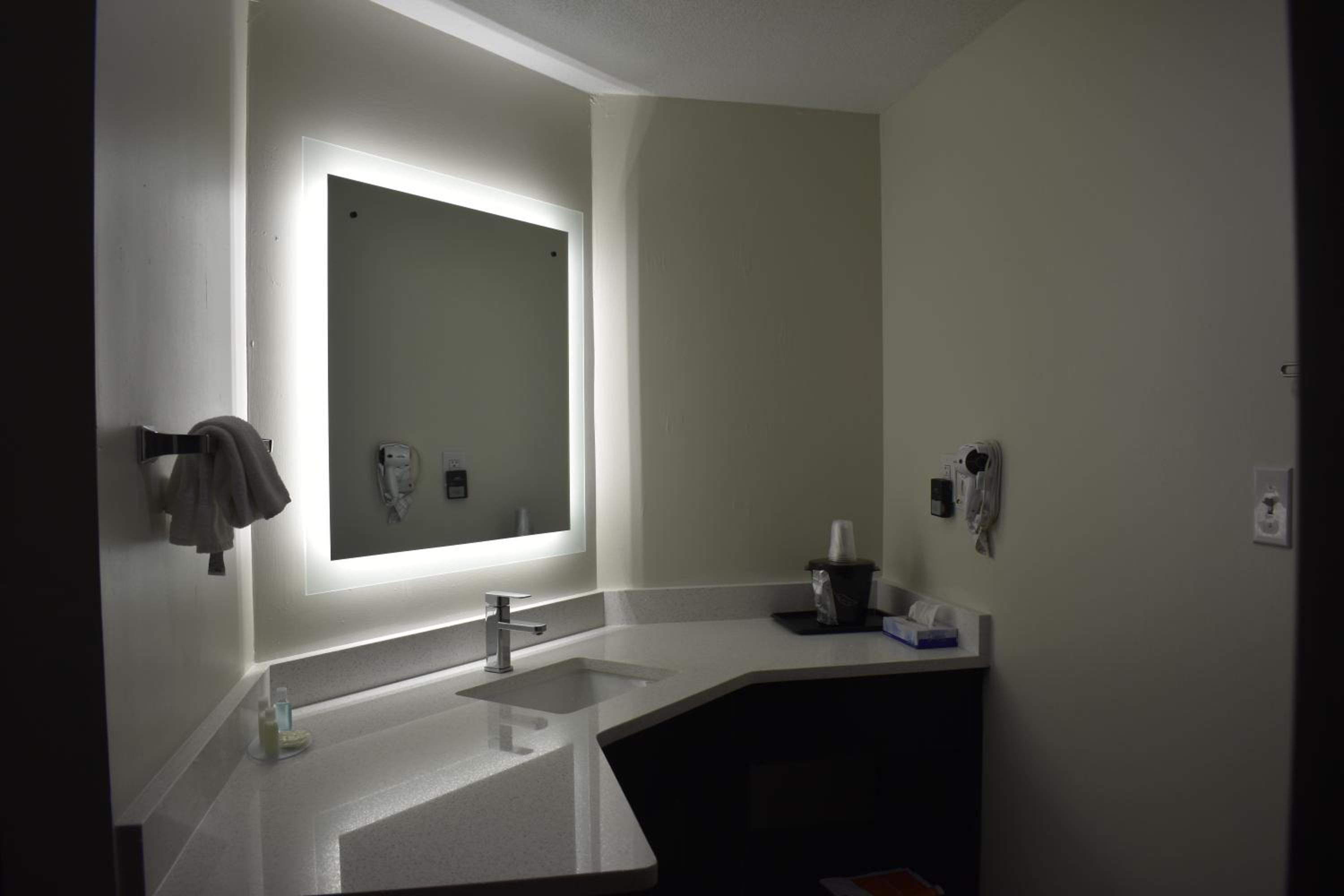 King Suite - Non-Smoking - Photo 19