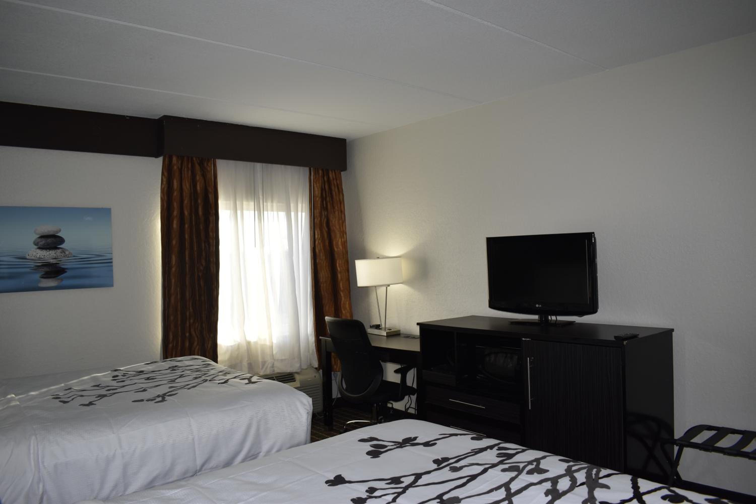 Queen Room with Two Queen Beds - Non-Smoking - Photo 10