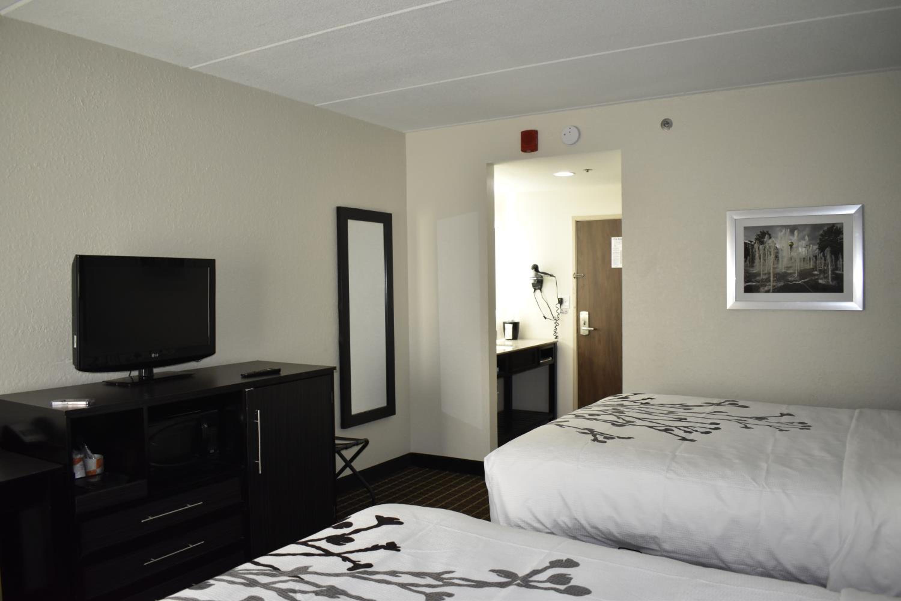 Queen Room with Two Queen Beds - Non-Smoking - Photo 11