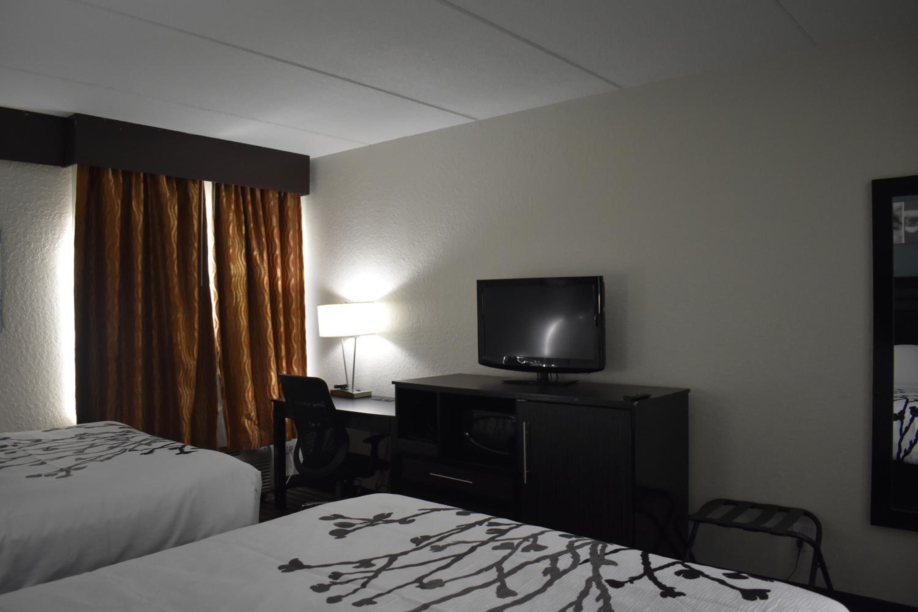 Queen Room with Two Queen Beds - Non-Smoking - Photo 12