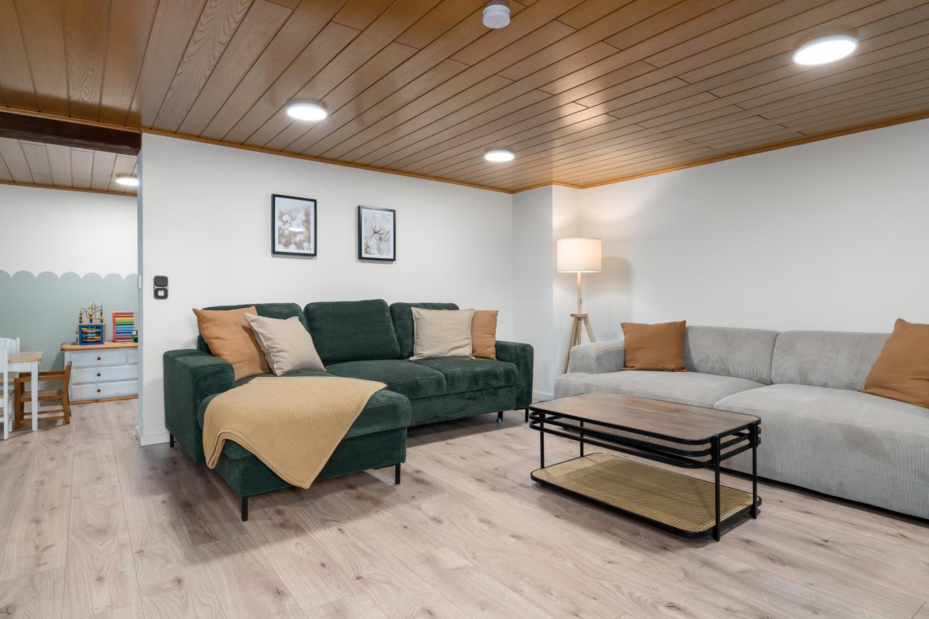 Five-Bedroom House photo 1