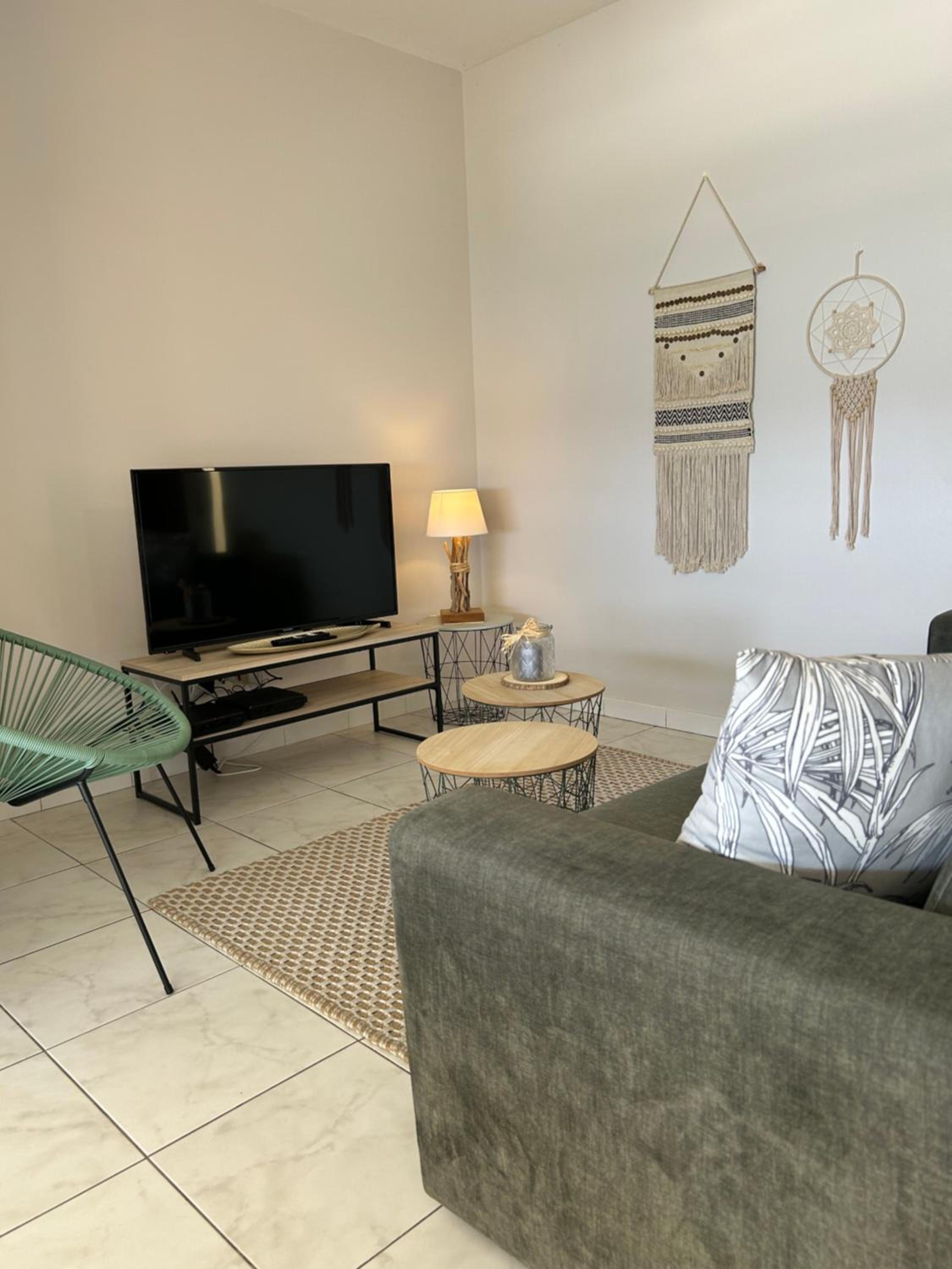 One-Bedroom Apartment photo 1