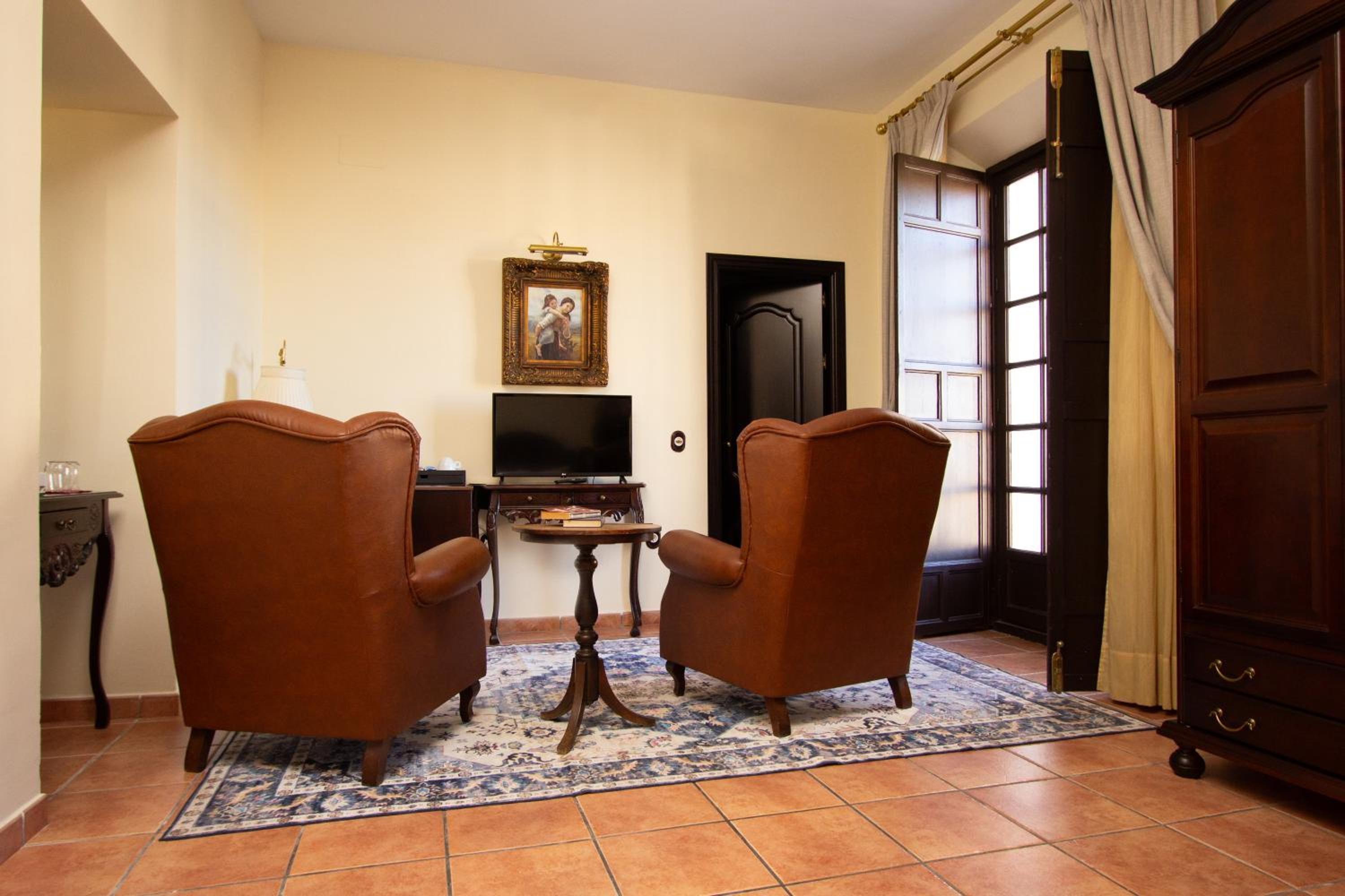 Deluxe Double Room with City View photo 3