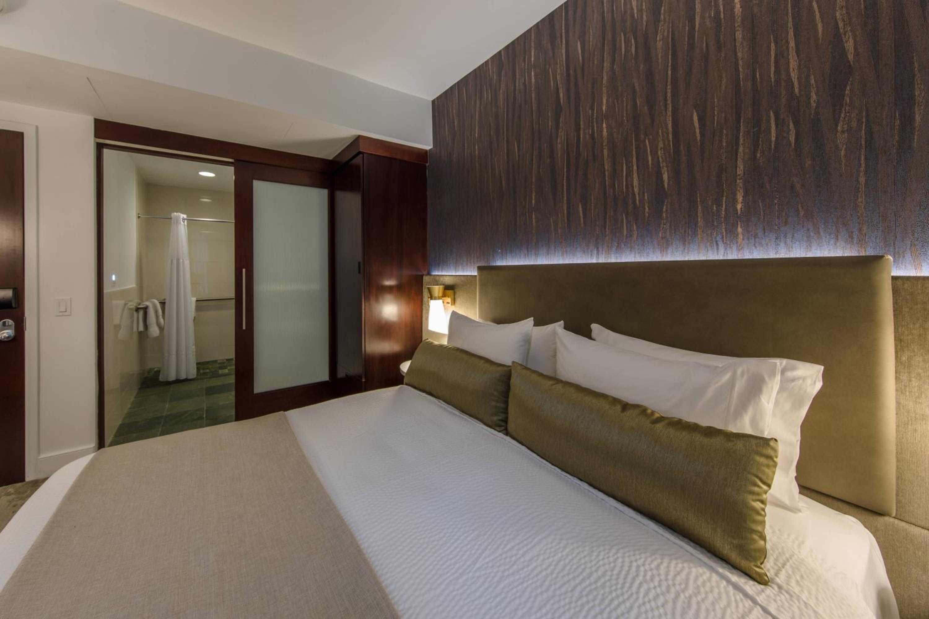 Queen Room with Transfer Shower - Mobility Accessible