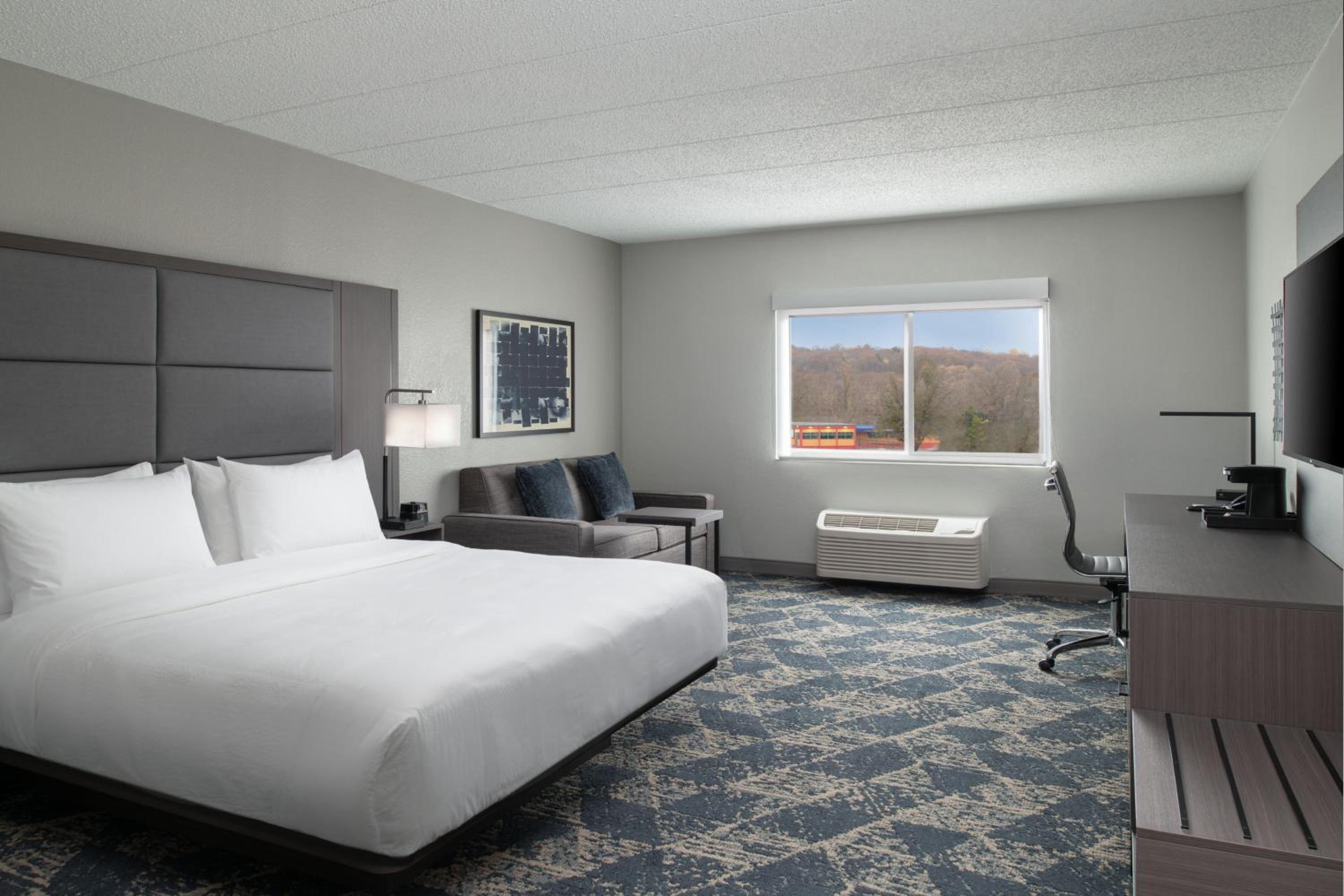 King Room with Sofa Bed - Photo 1