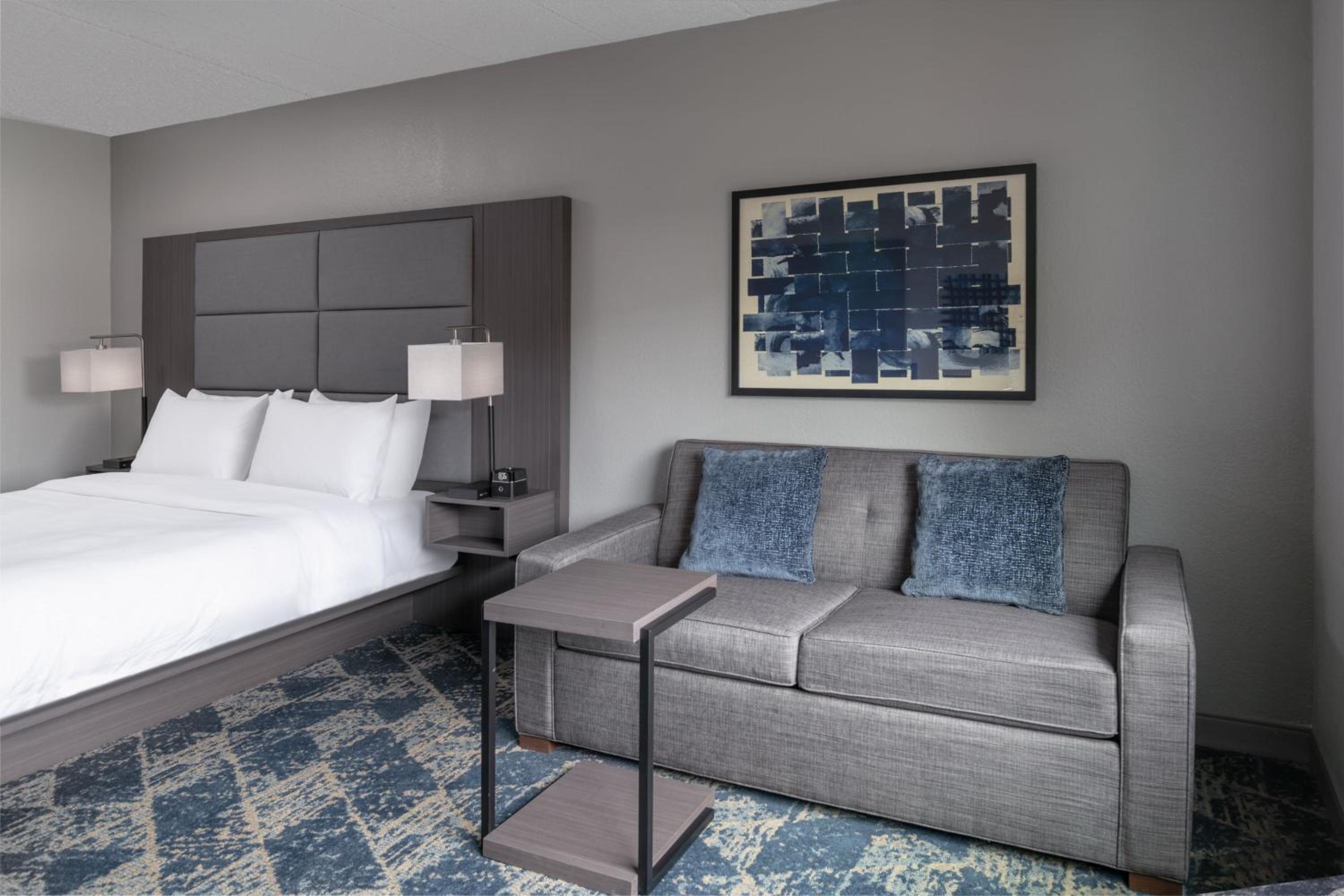 King Room with Sofa Bed - Photo 2