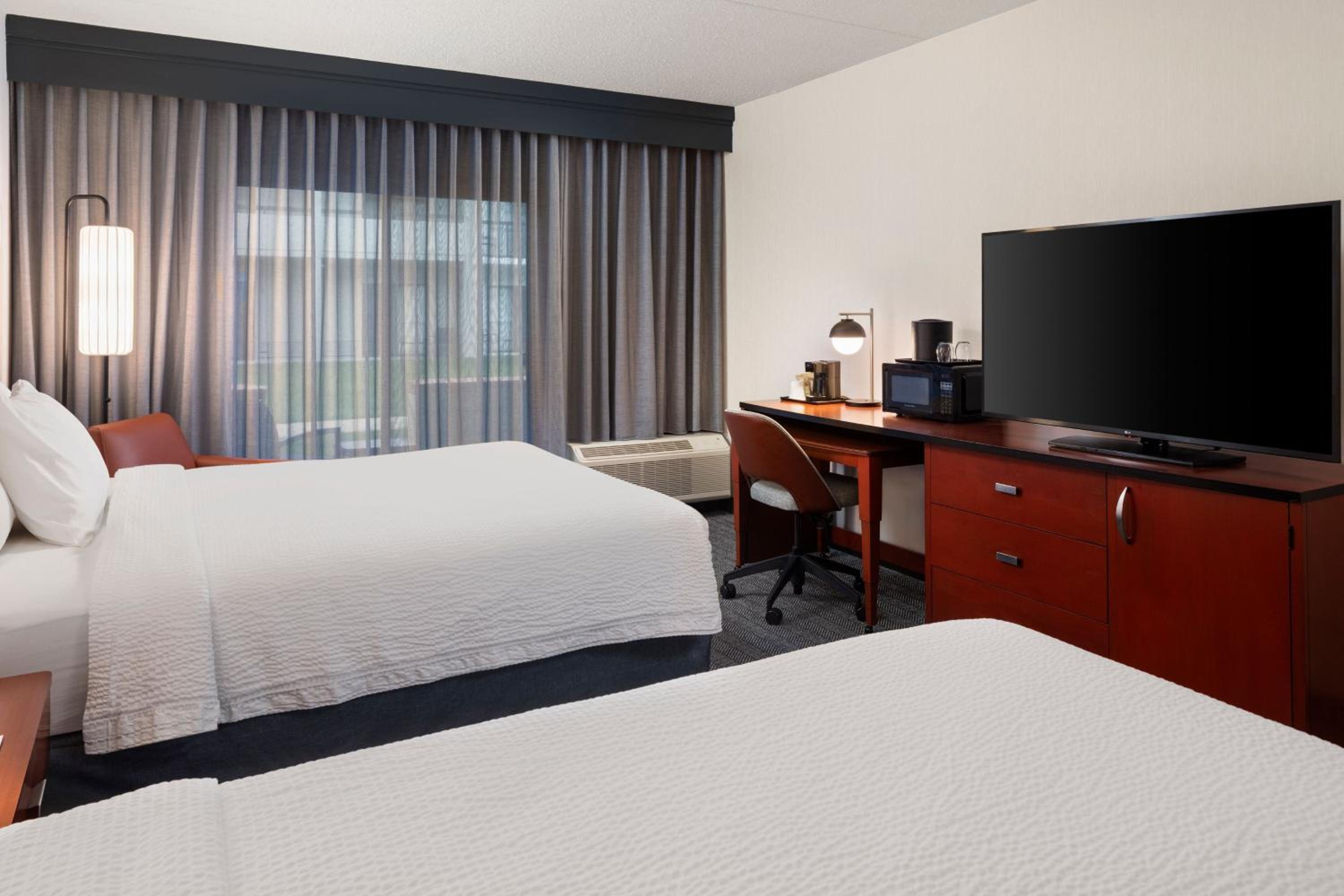 Queen Room with Two Queen Beds - Photo 2