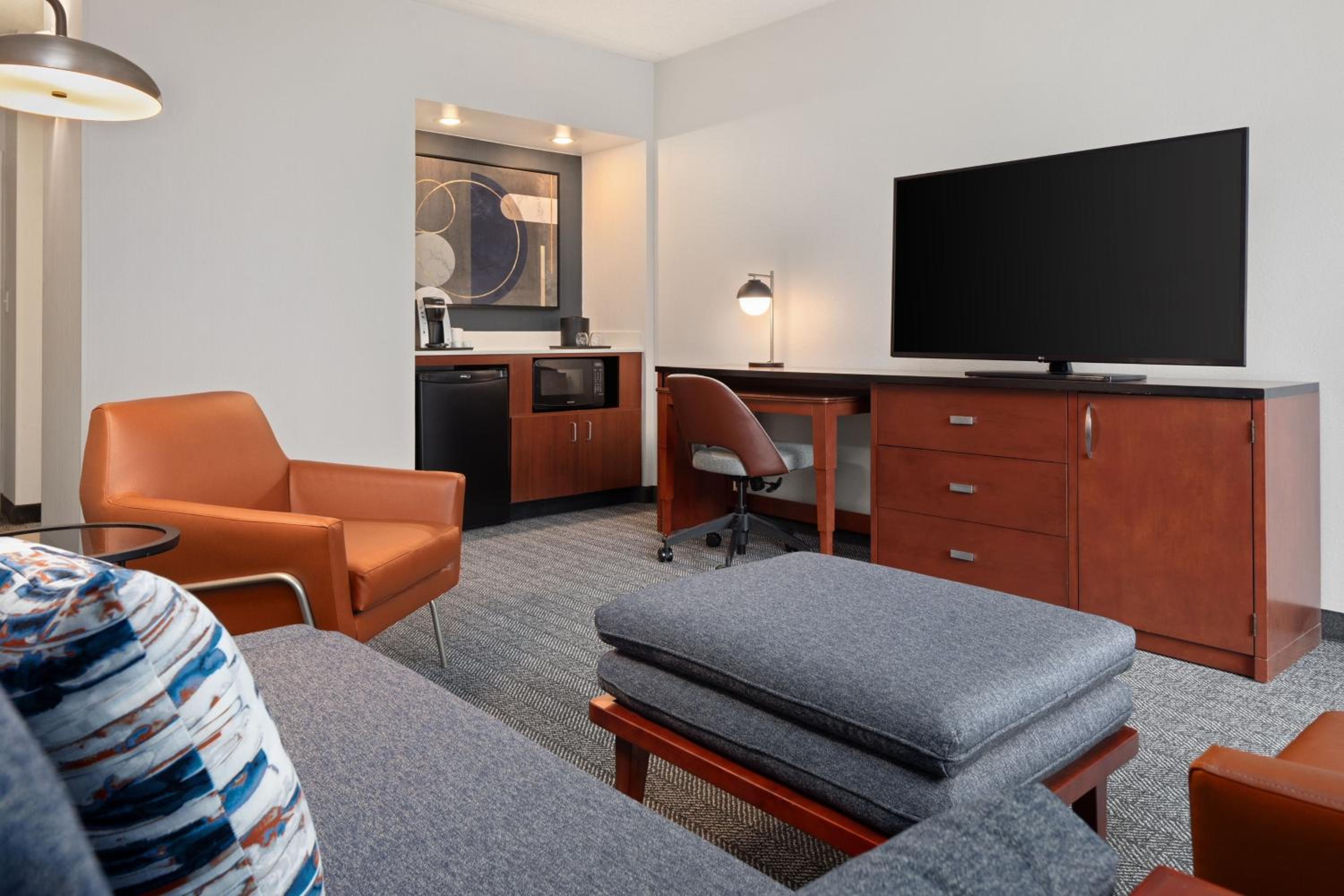 One-Bedroom Suite - Photo 1