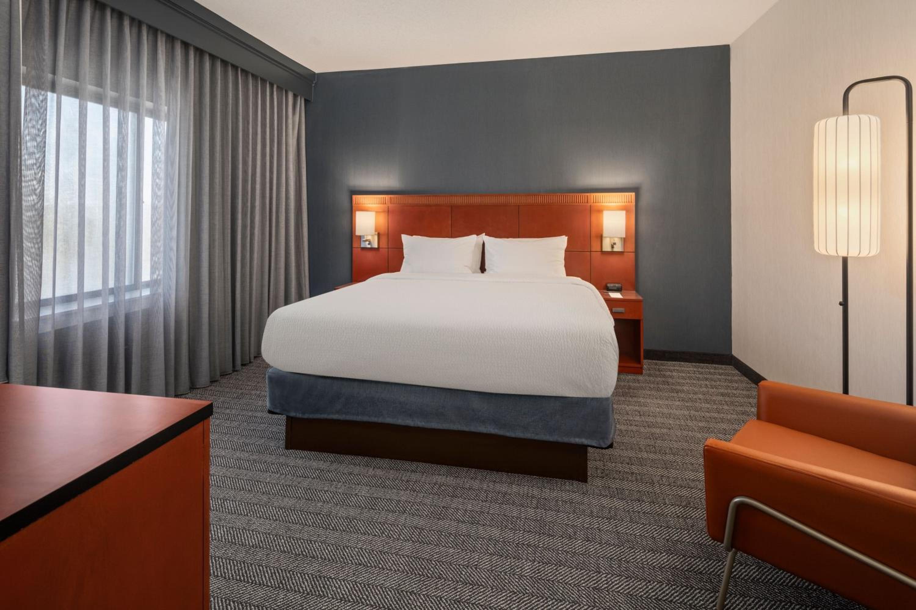 One-Bedroom Suite - Photo 7