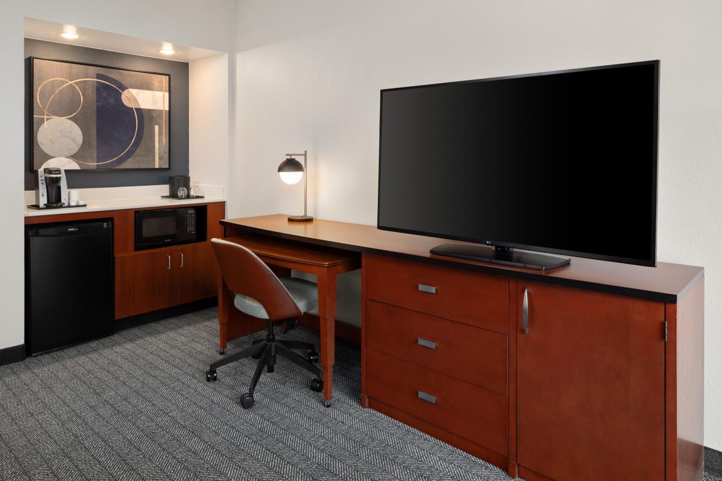 One-Bedroom Suite - Photo 5