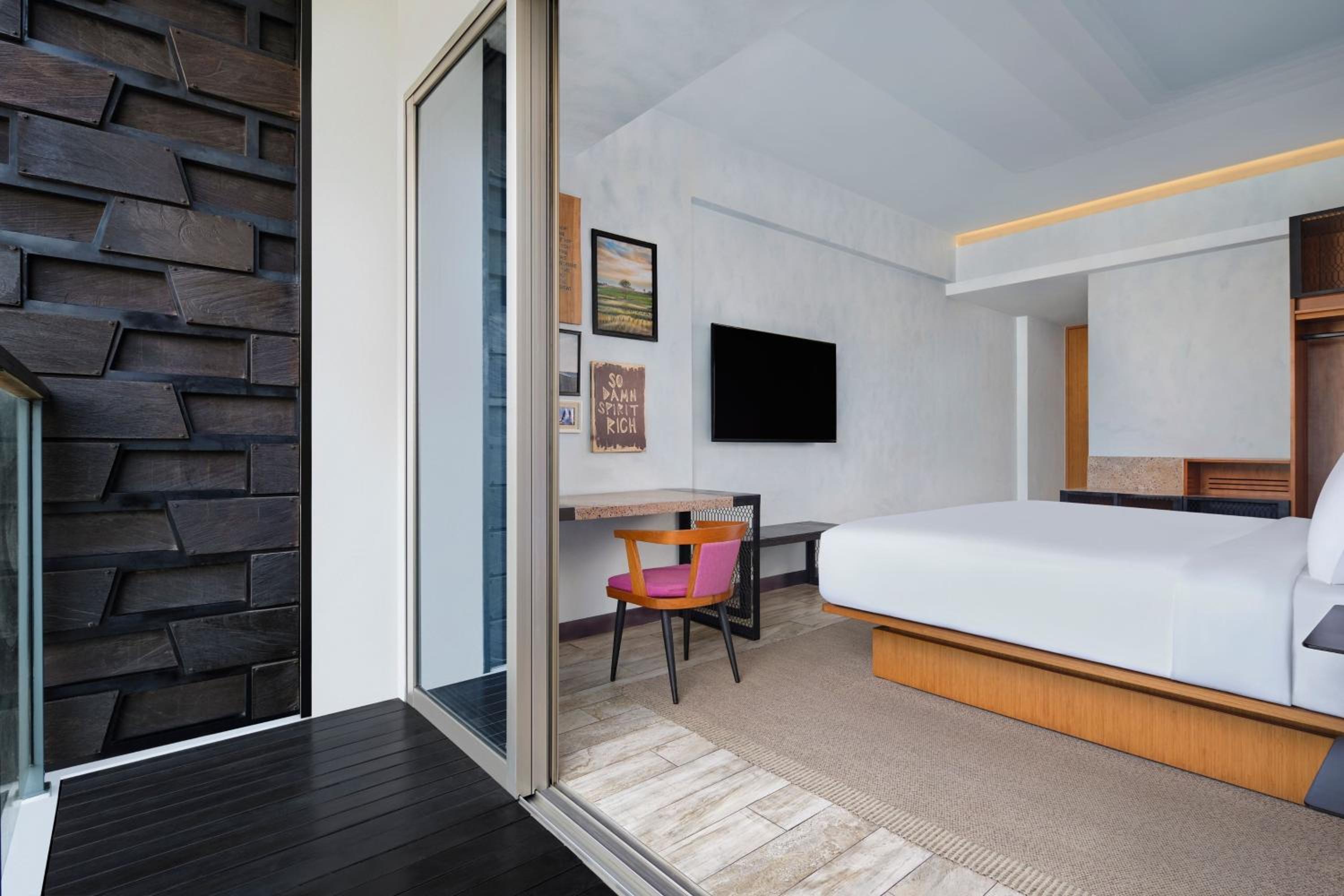 Aloft Balcony King Room - Photo 1