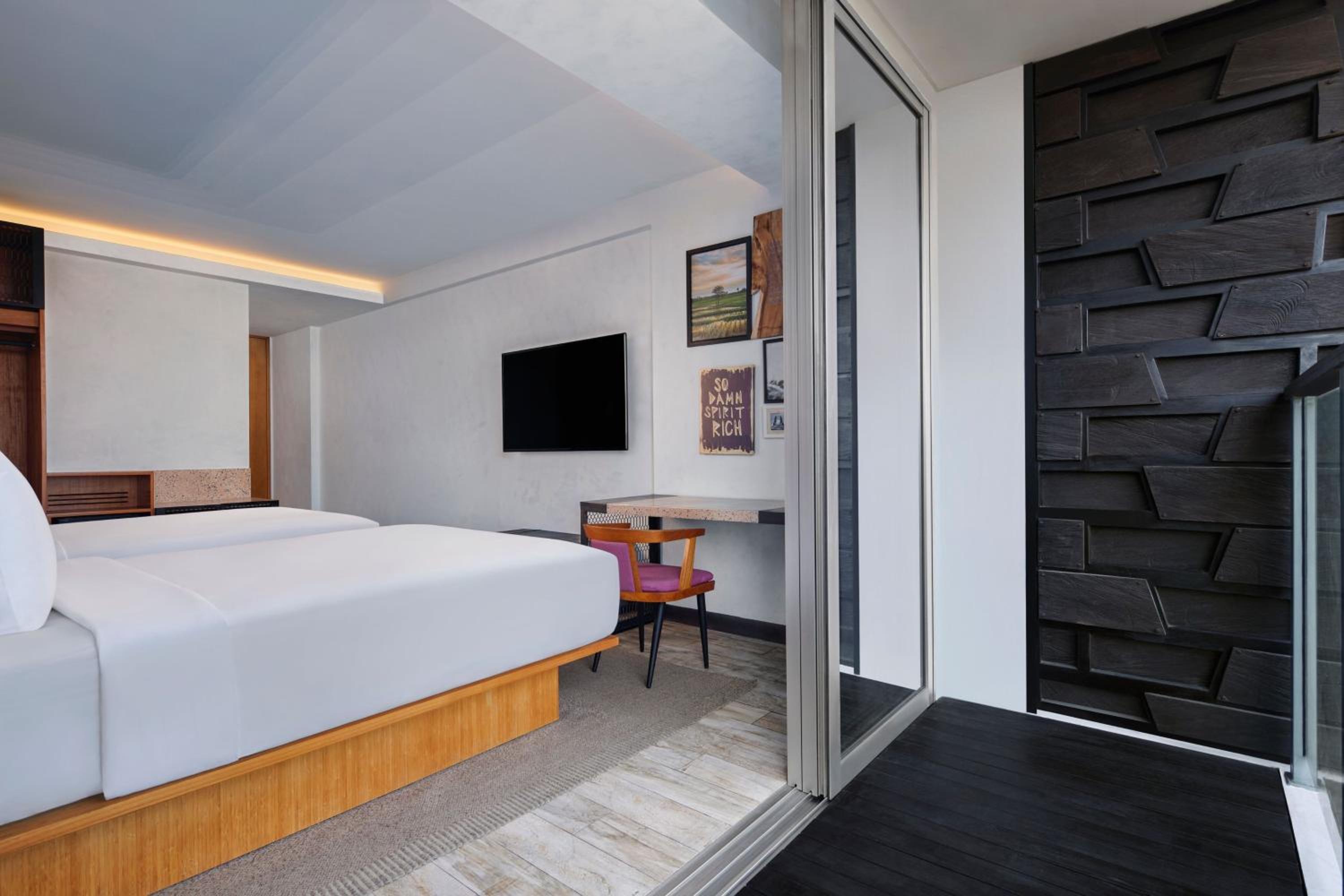 Aloft Balcony Twin Room