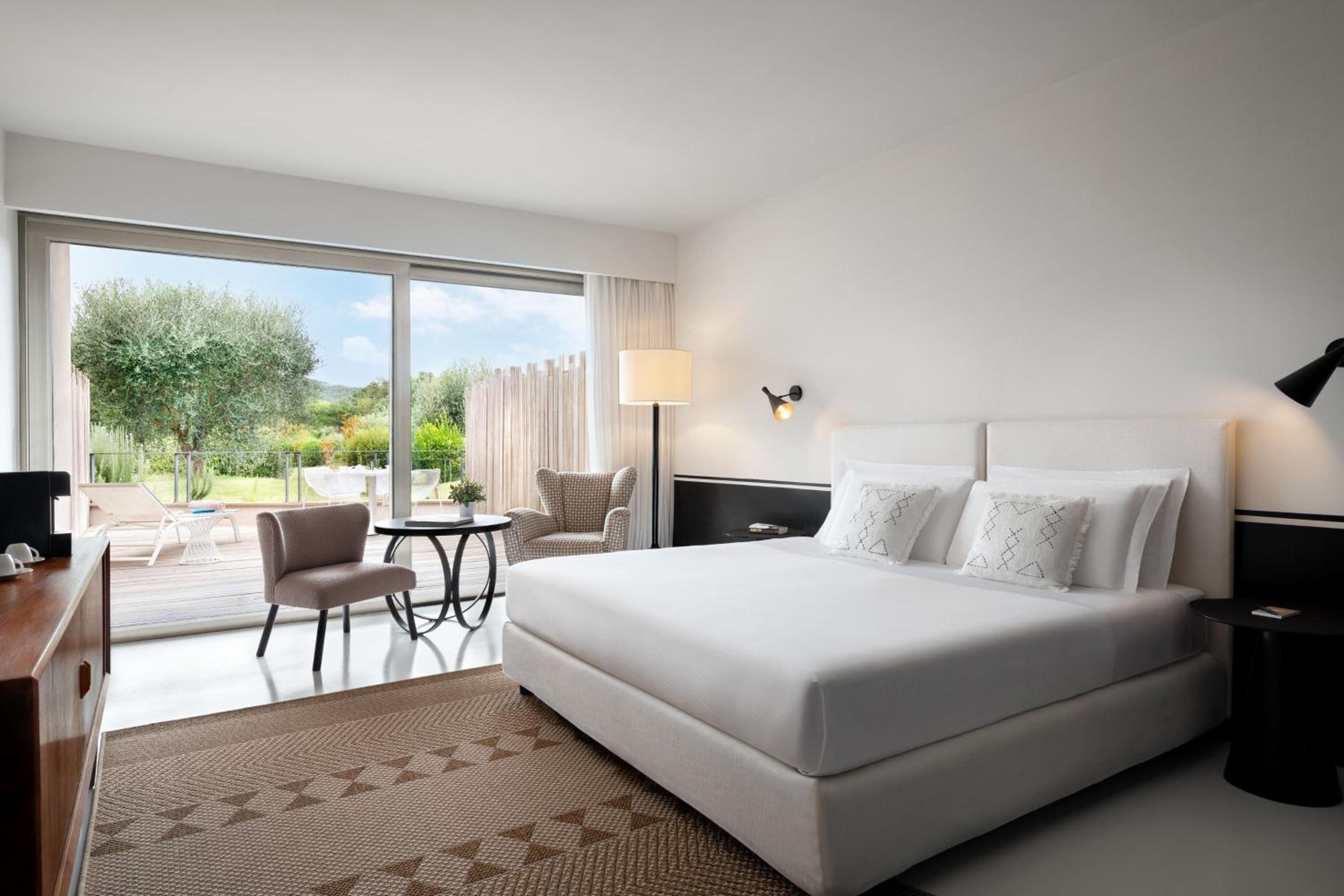 Superior King Room with Balcony and Courtyard View - Photo 2