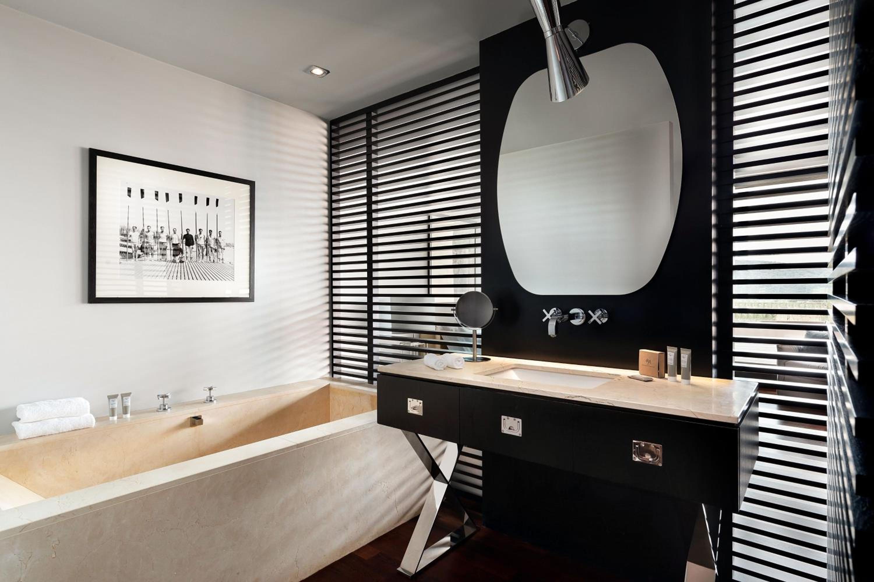 Junior King Suite with Balcony and Golf View - Photo 3