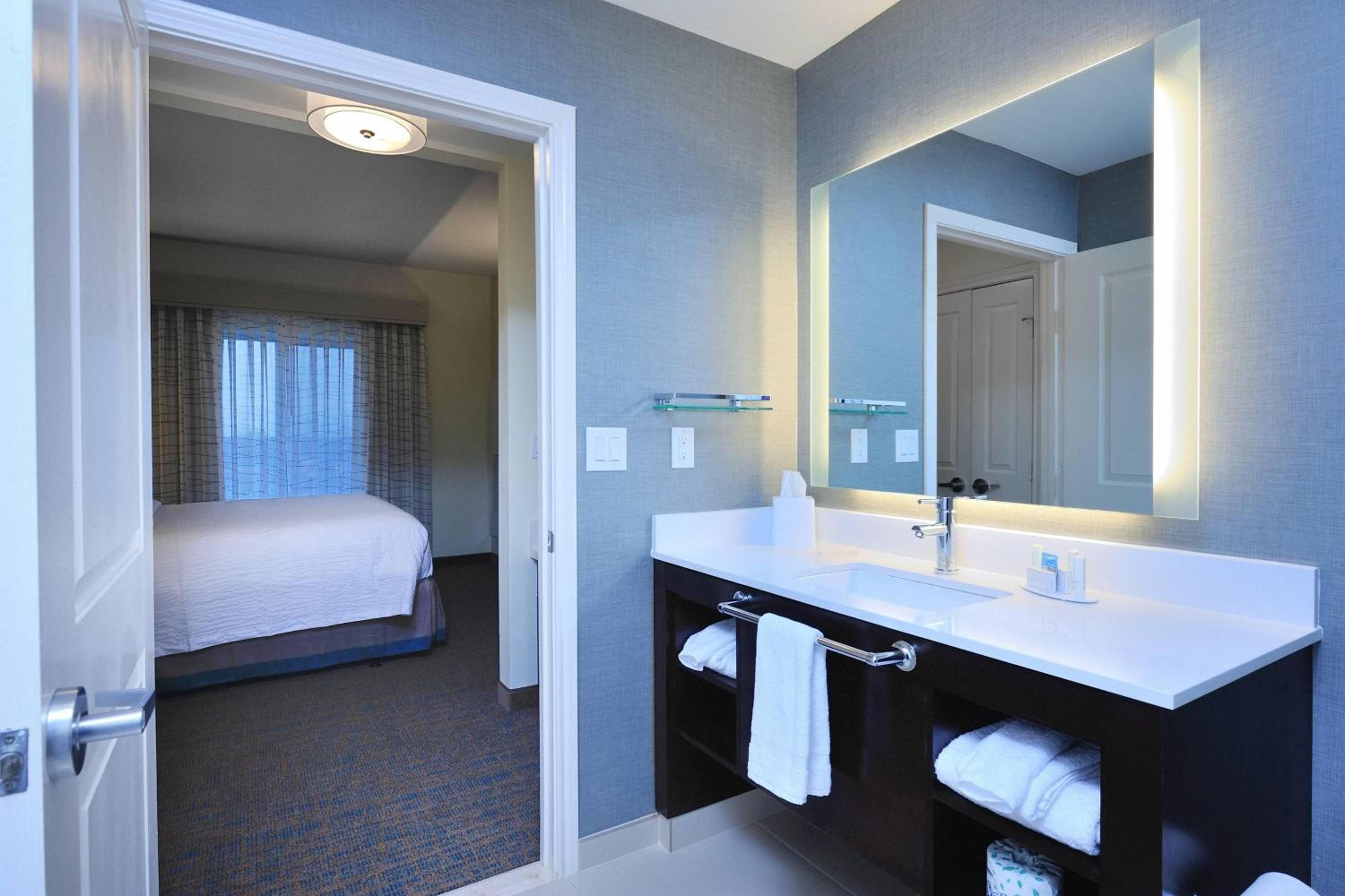 Queen Room with Two Queen Beds and Tub - Mobility and Hearing Accessible photo 3