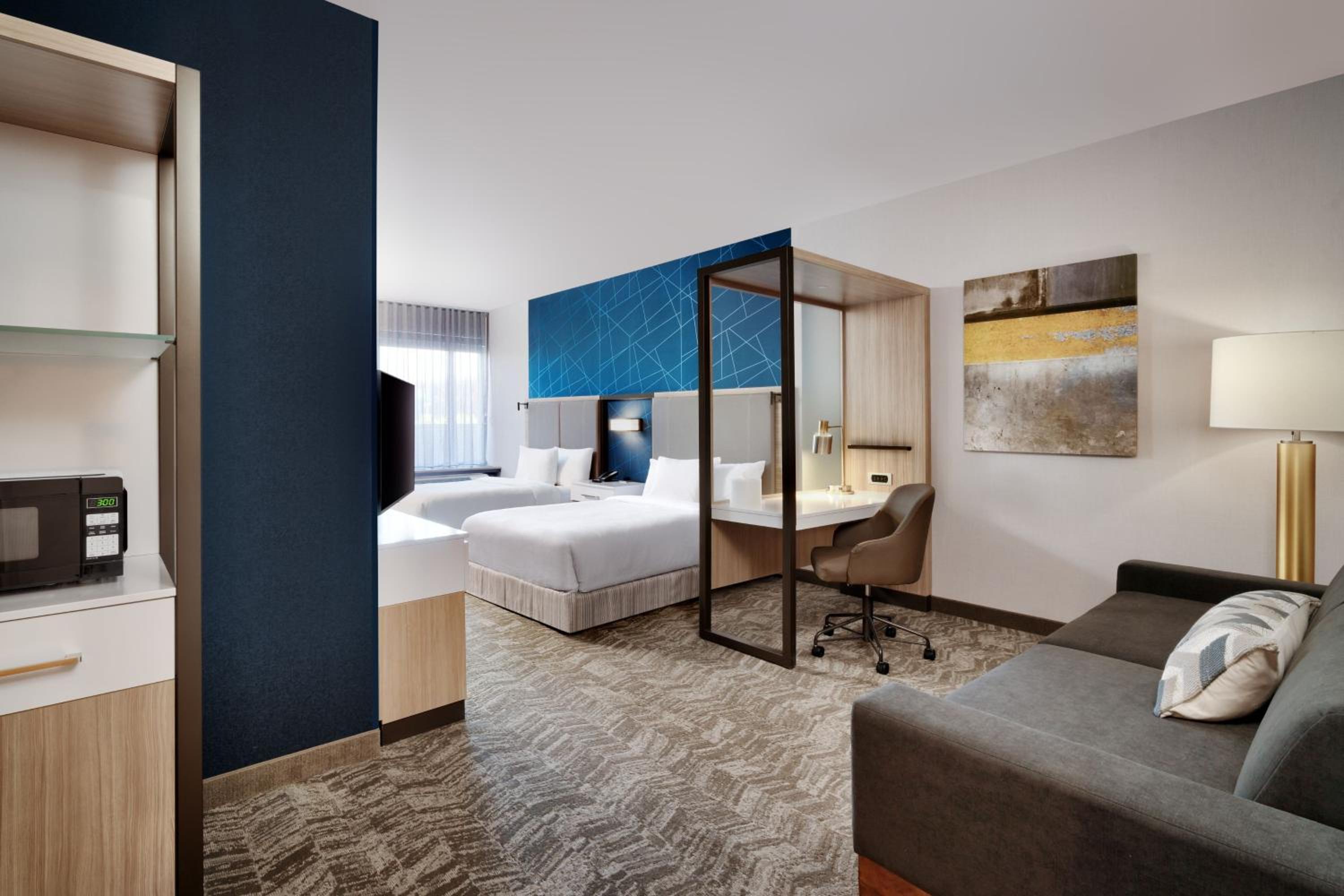 Queen Suite with Two Queen Beds and Trundle Bed - Photo 7