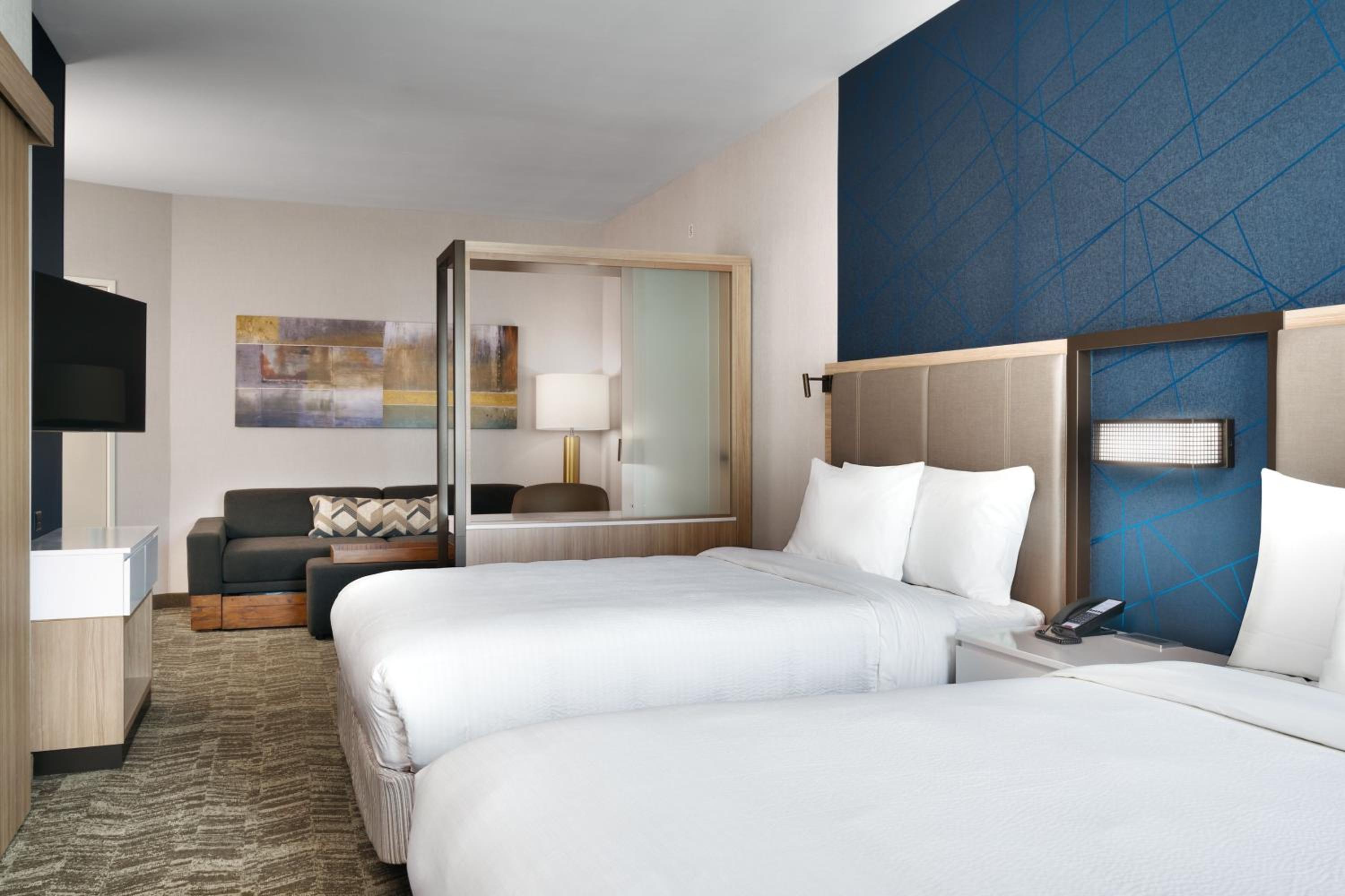 Queen Suite with Two Queen Beds and Trundle Bed - Photo 8