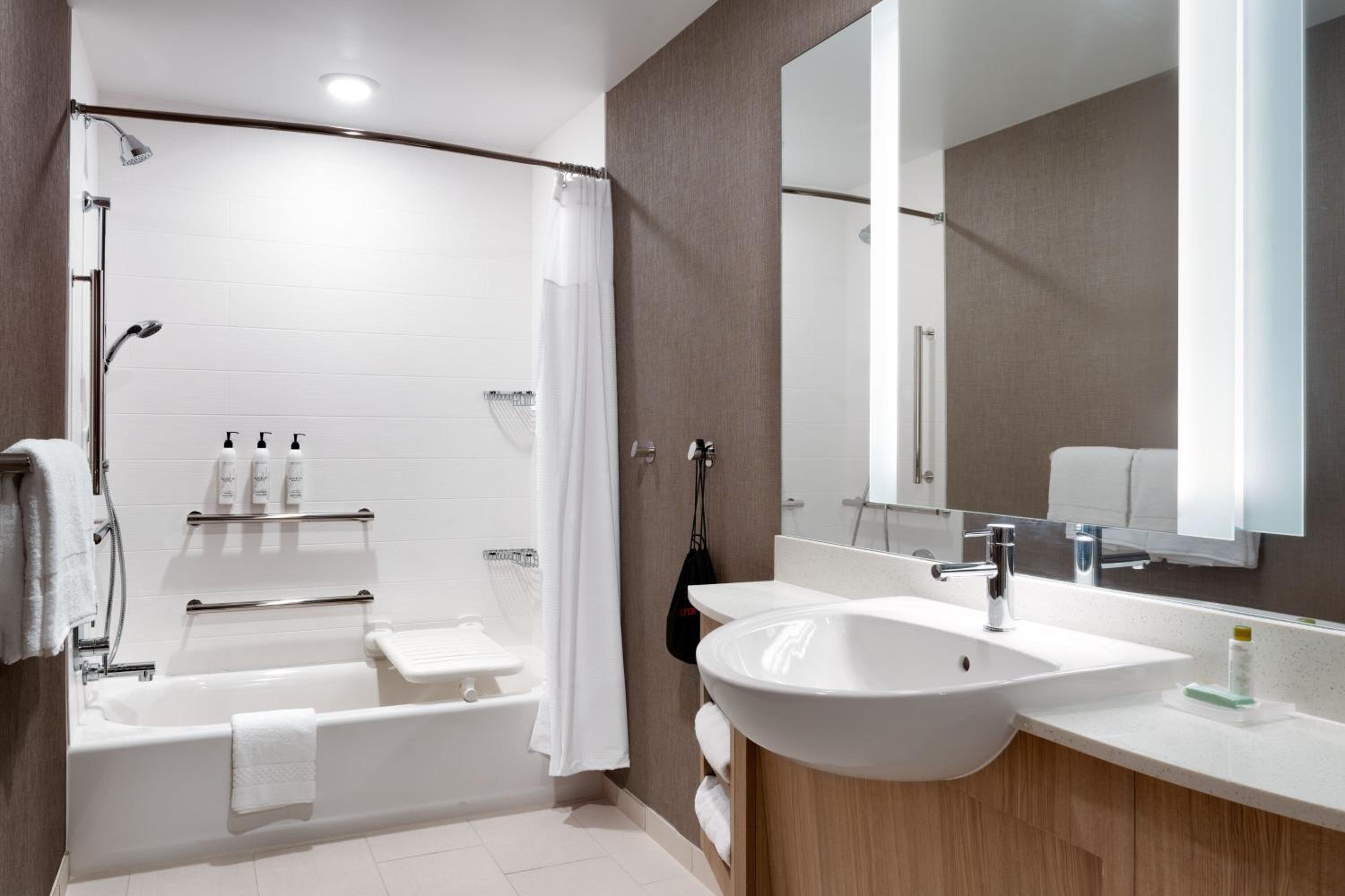 Queen Suite with Two Queen Beds and Trundle Bed - Photo 5