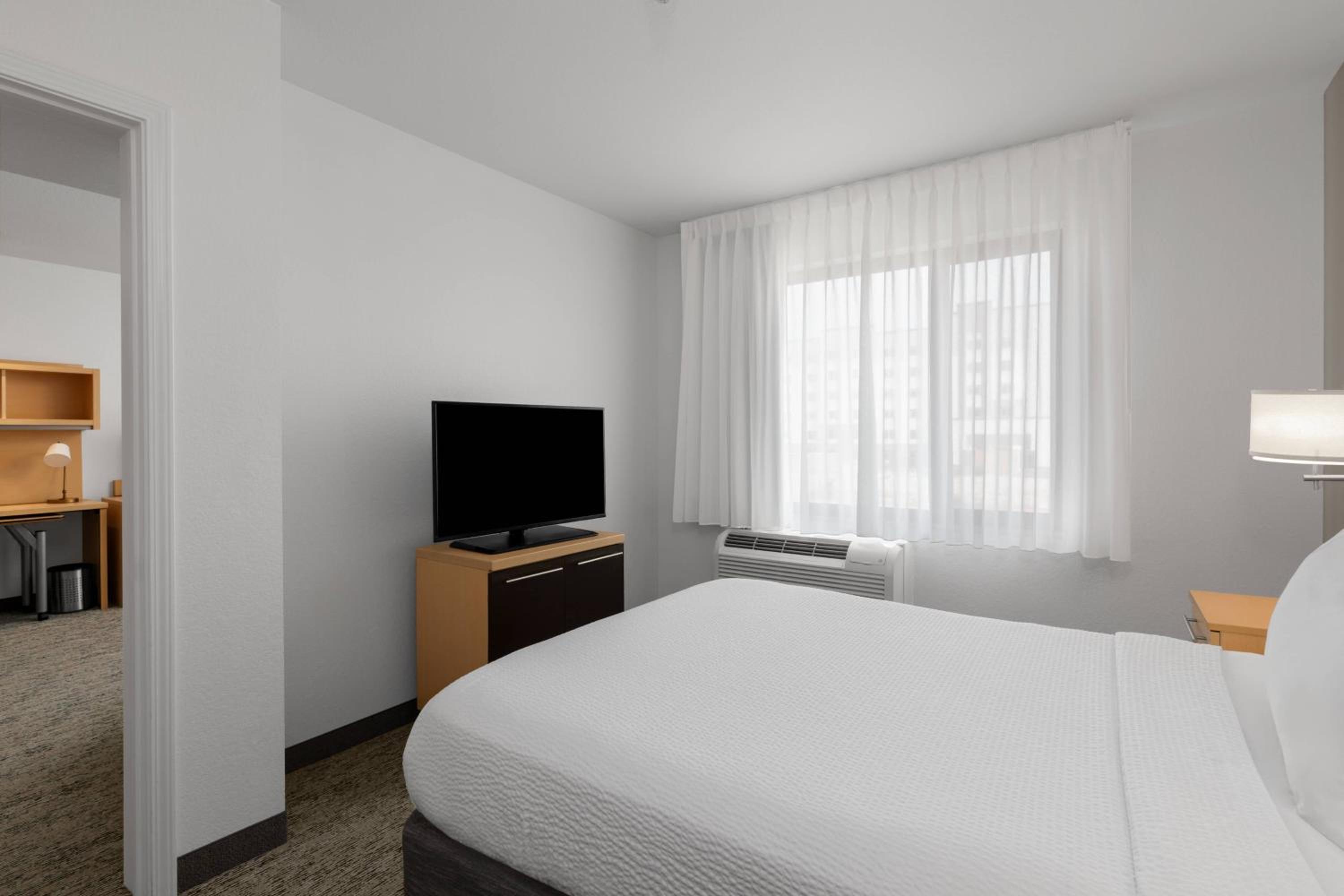 1 Bedroom Suite, 1 Queen, Sofa bed - Photo 2