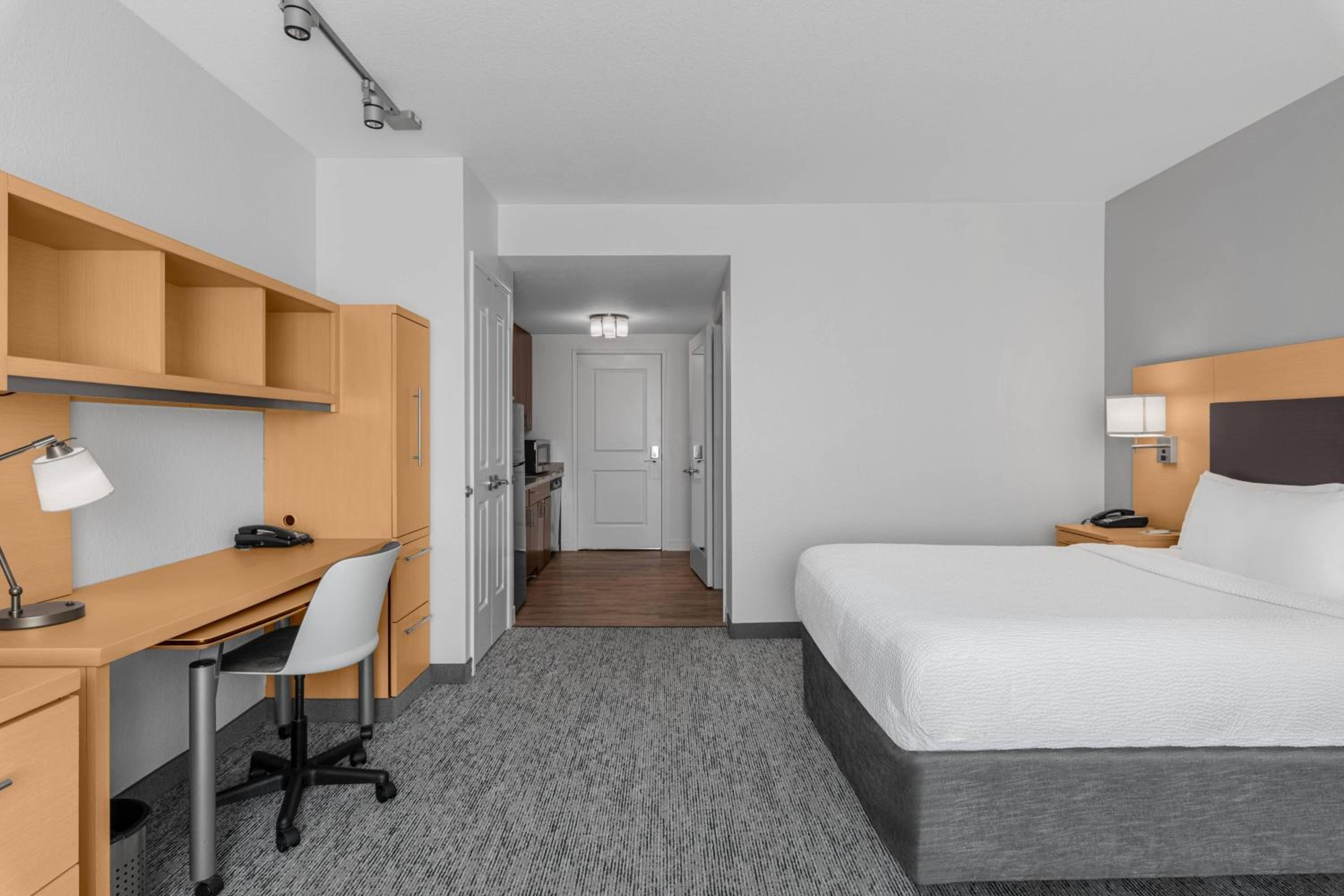 King Studio with Sofa Bed - Hearing Accessible photo 2