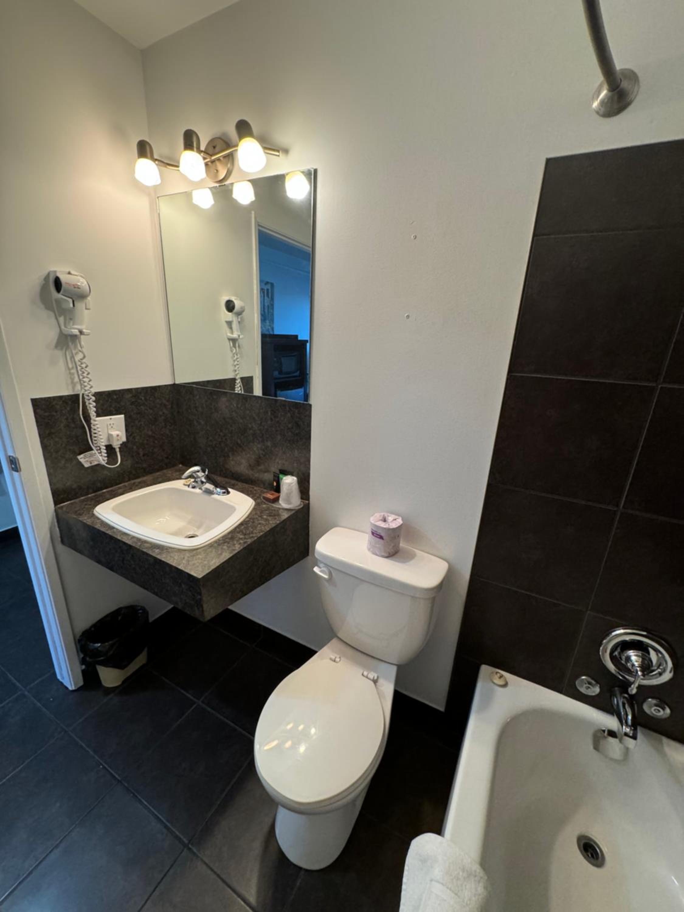 Double Room with Private Bathroom - Non Smoking - Photo 5