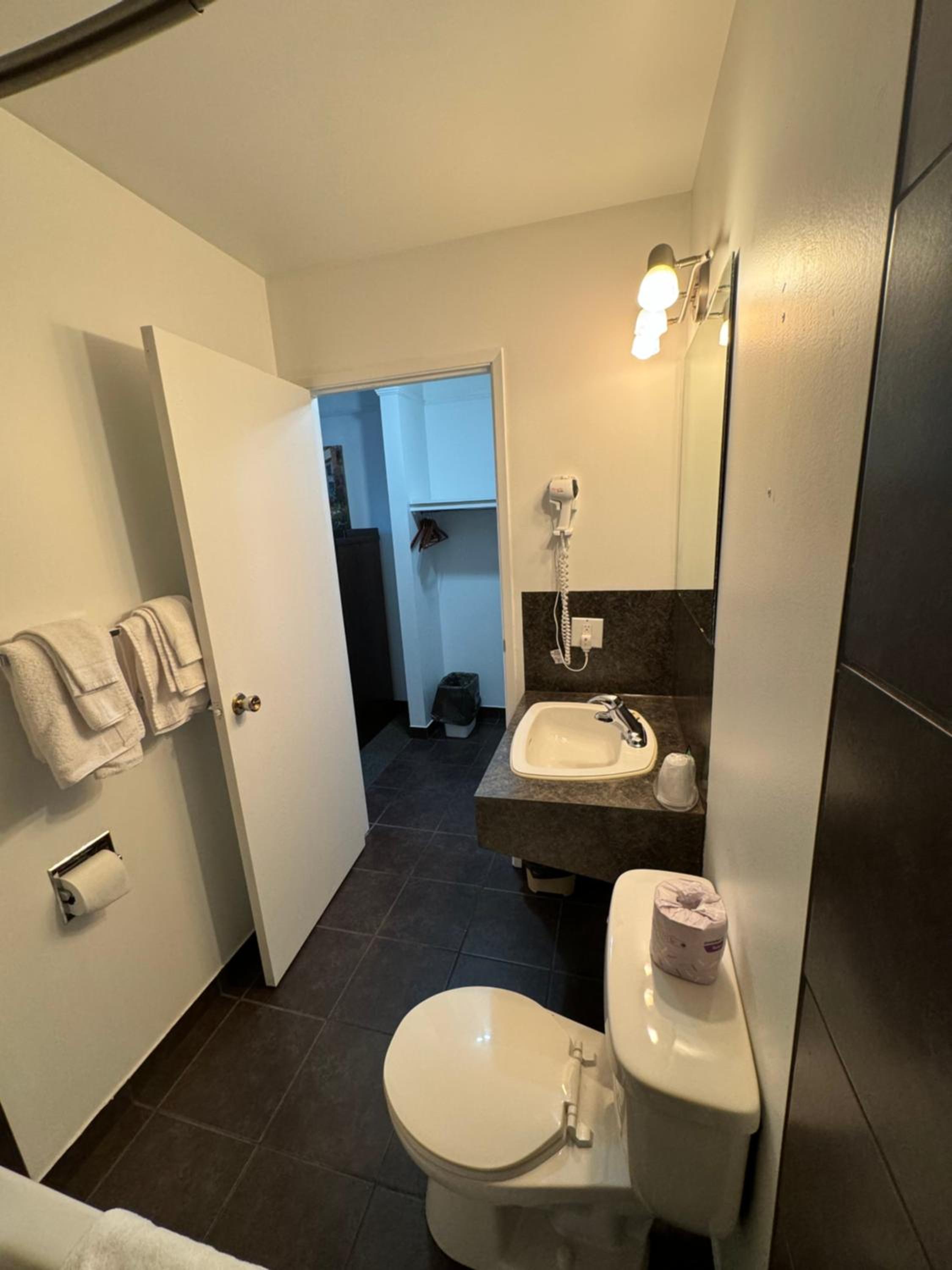Double Room with Private Bathroom - Non Smoking - Photo 7