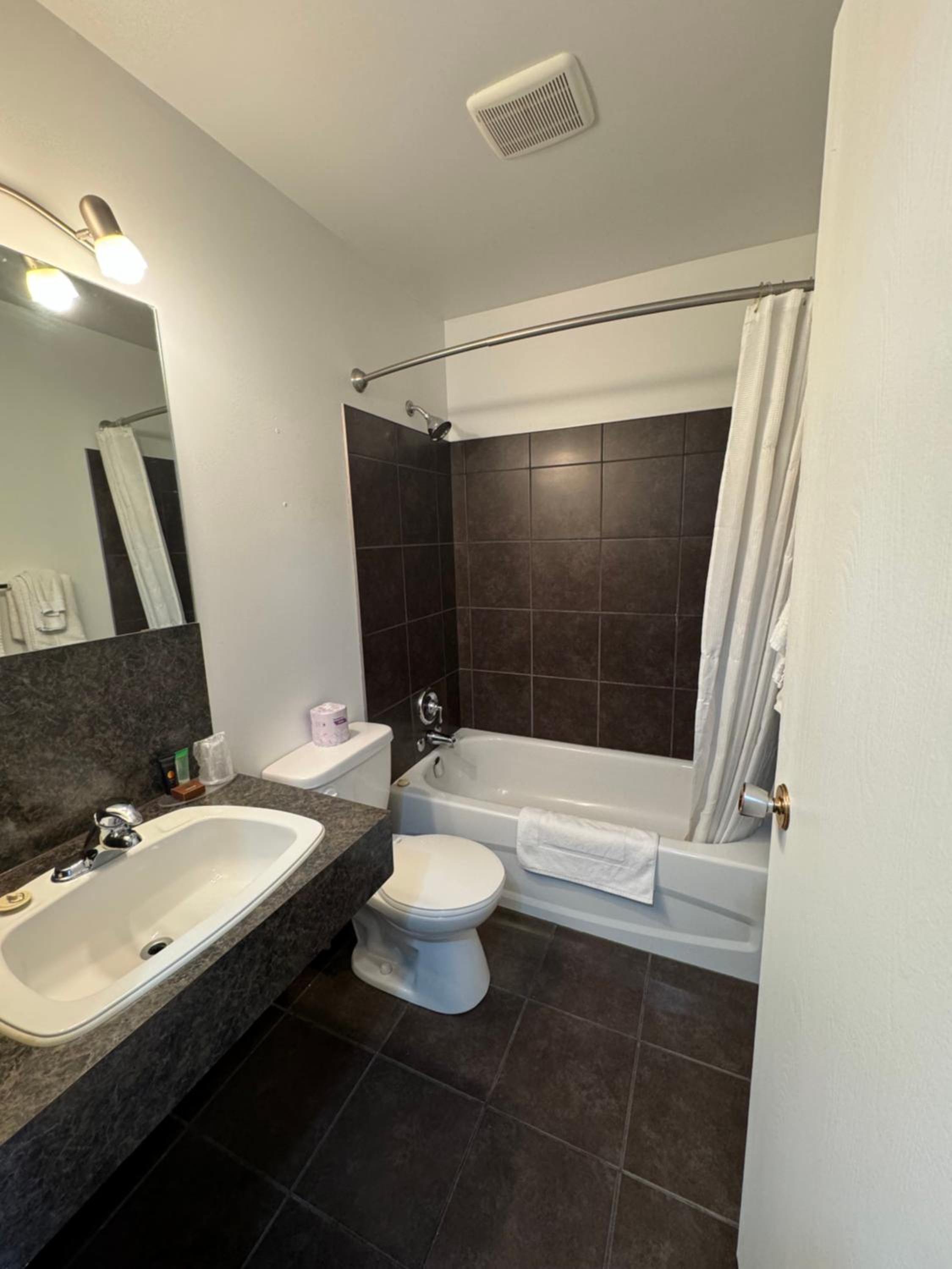 Double Room with Private Bathroom - Non Smoking - Photo 6