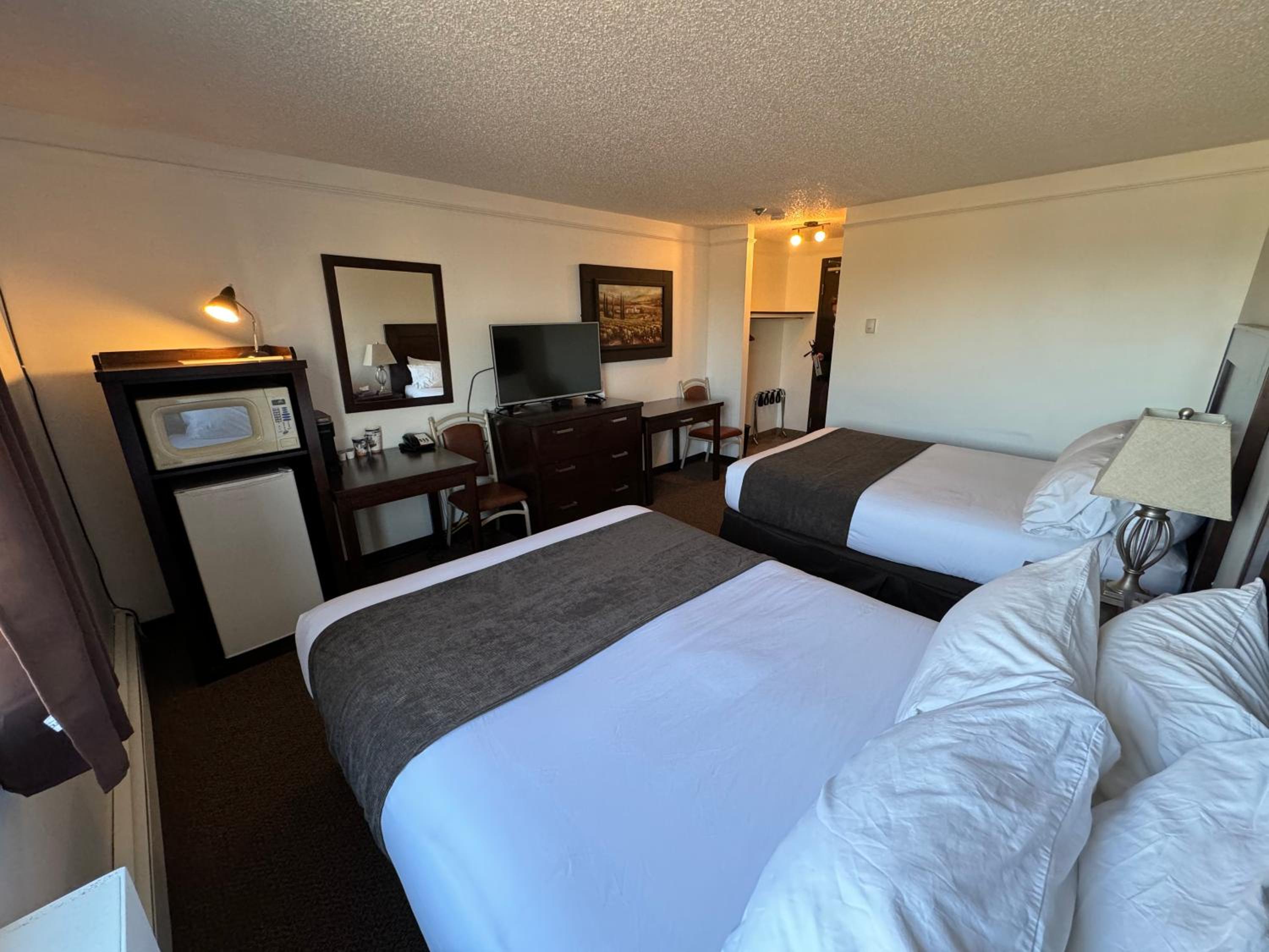 Queen Room with Two Queen Beds - Non Smoking - Photo 4