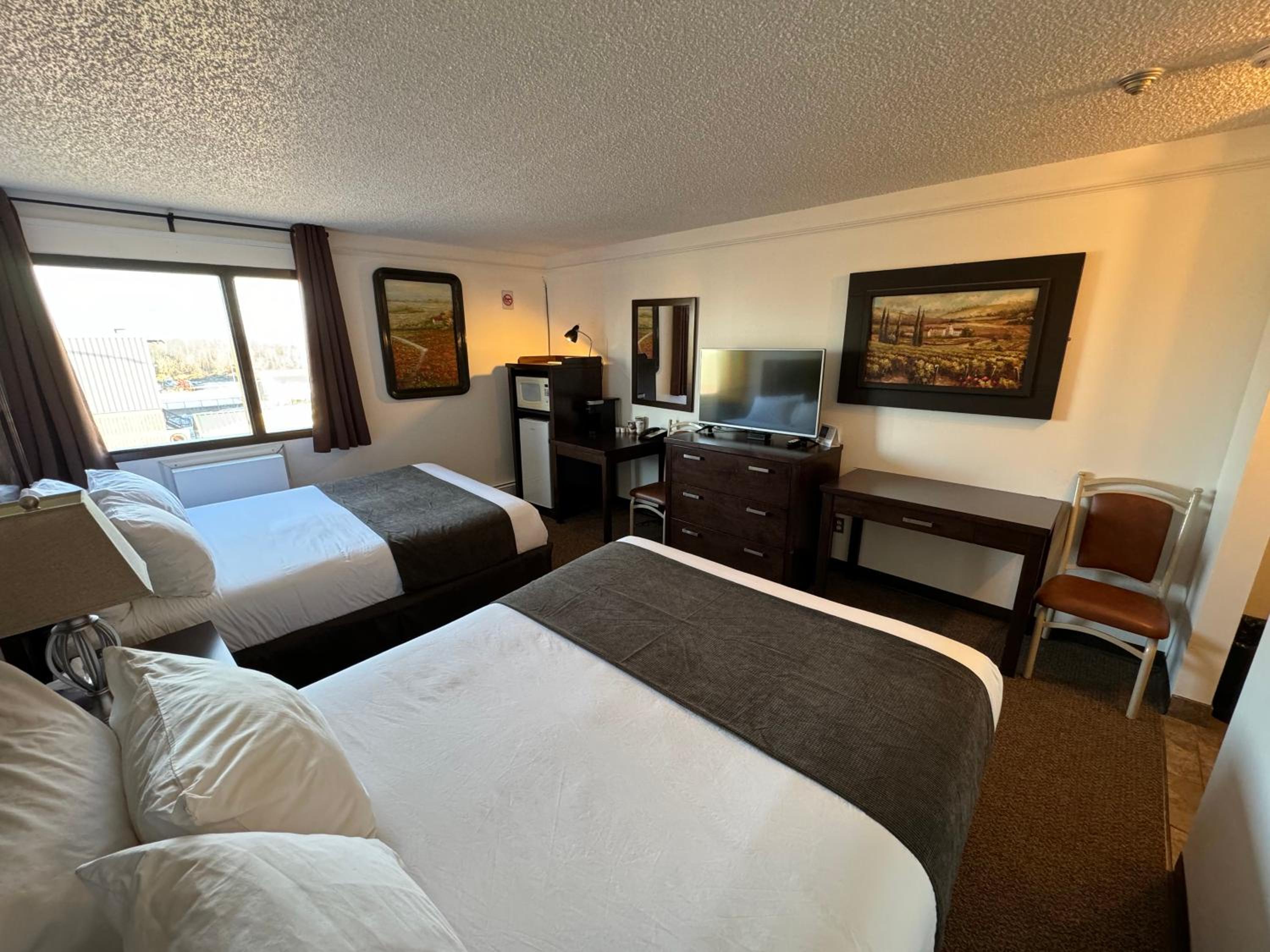 Queen Room with Two Queen Beds - Non Smoking - Photo 2