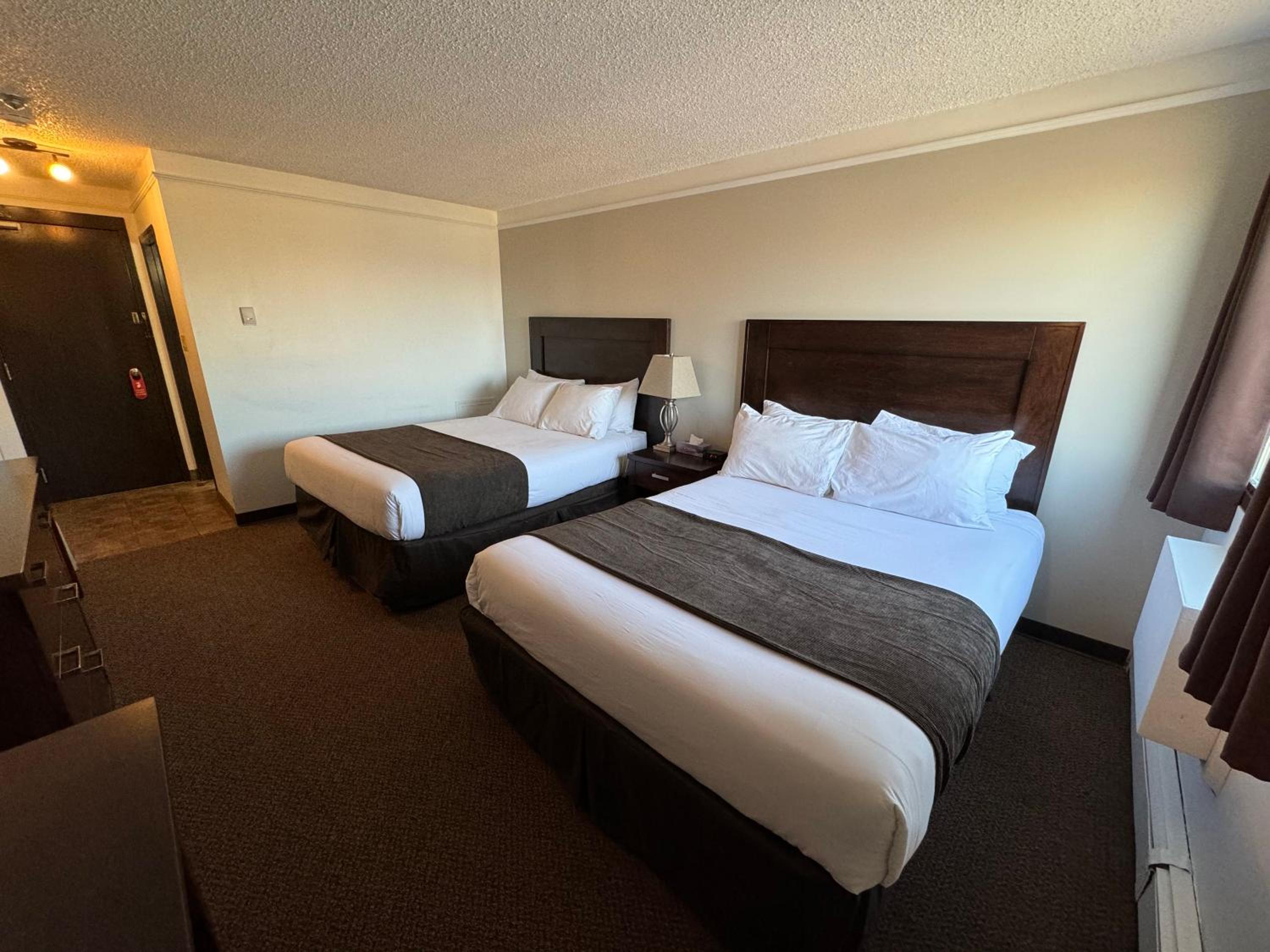 Queen Room with Two Queen Beds - Non Smoking - Photo 3