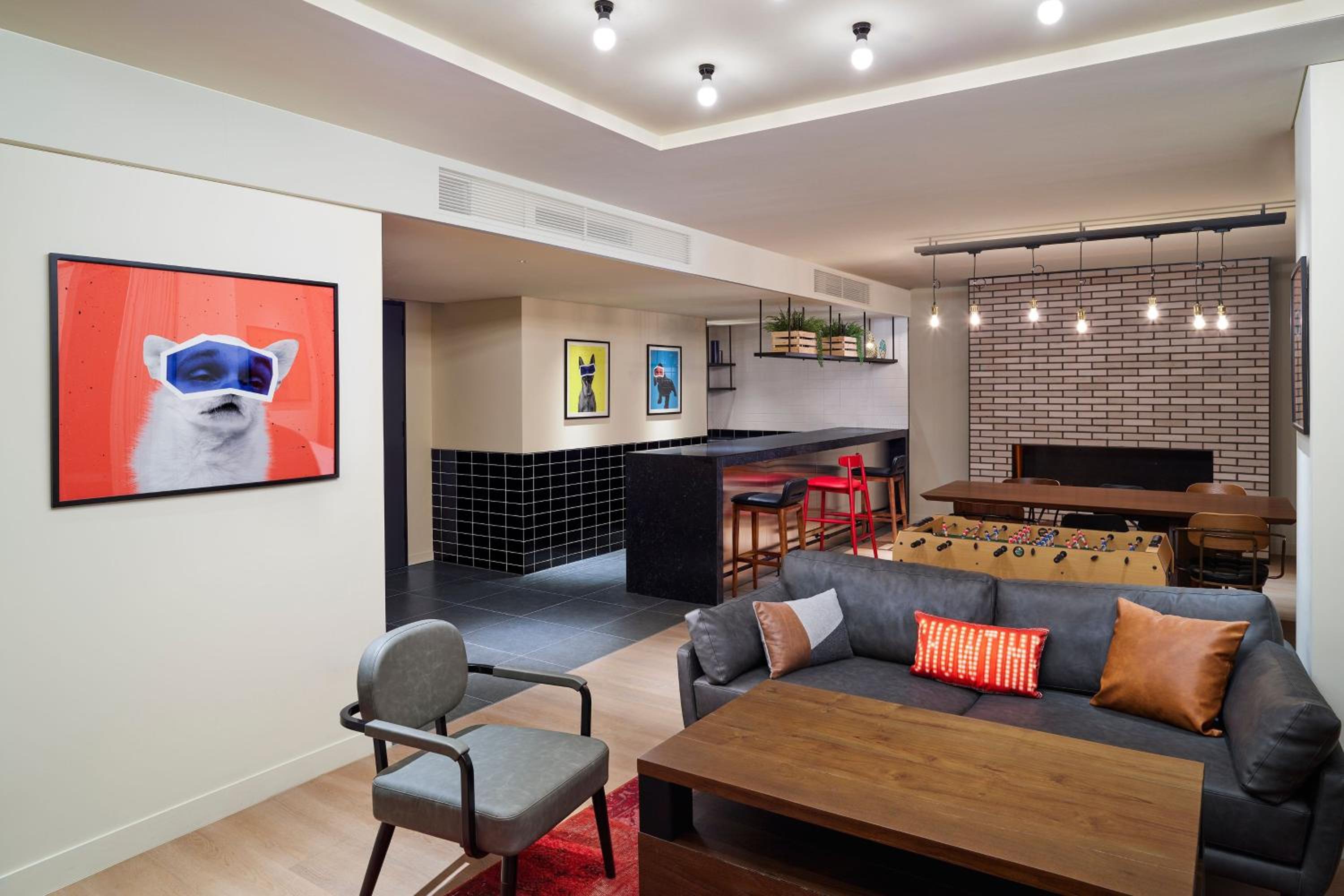 One-Bedroom Queen Suite with City View - Photo 2