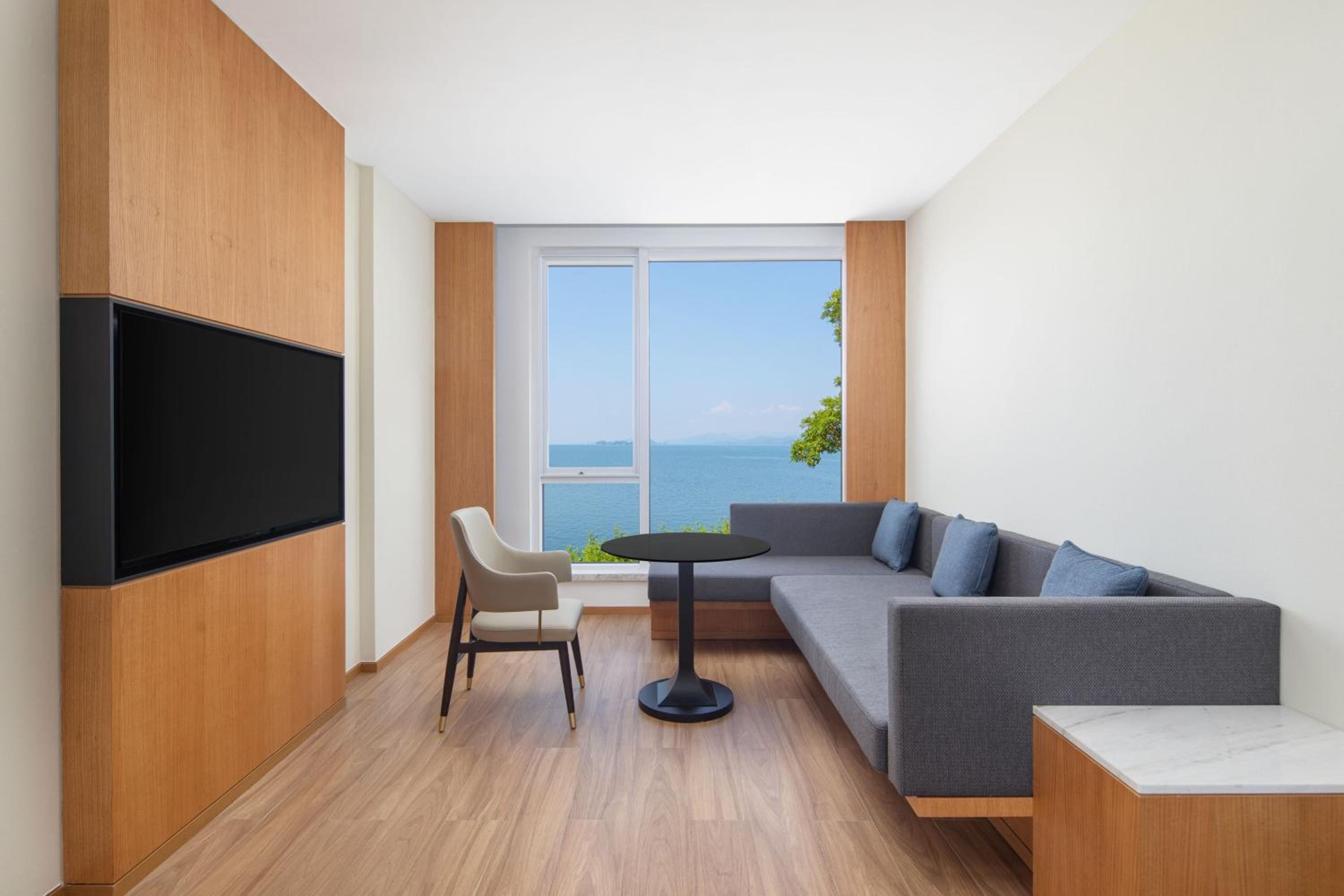 One-Bedroom King Suite with Garden View photo 3