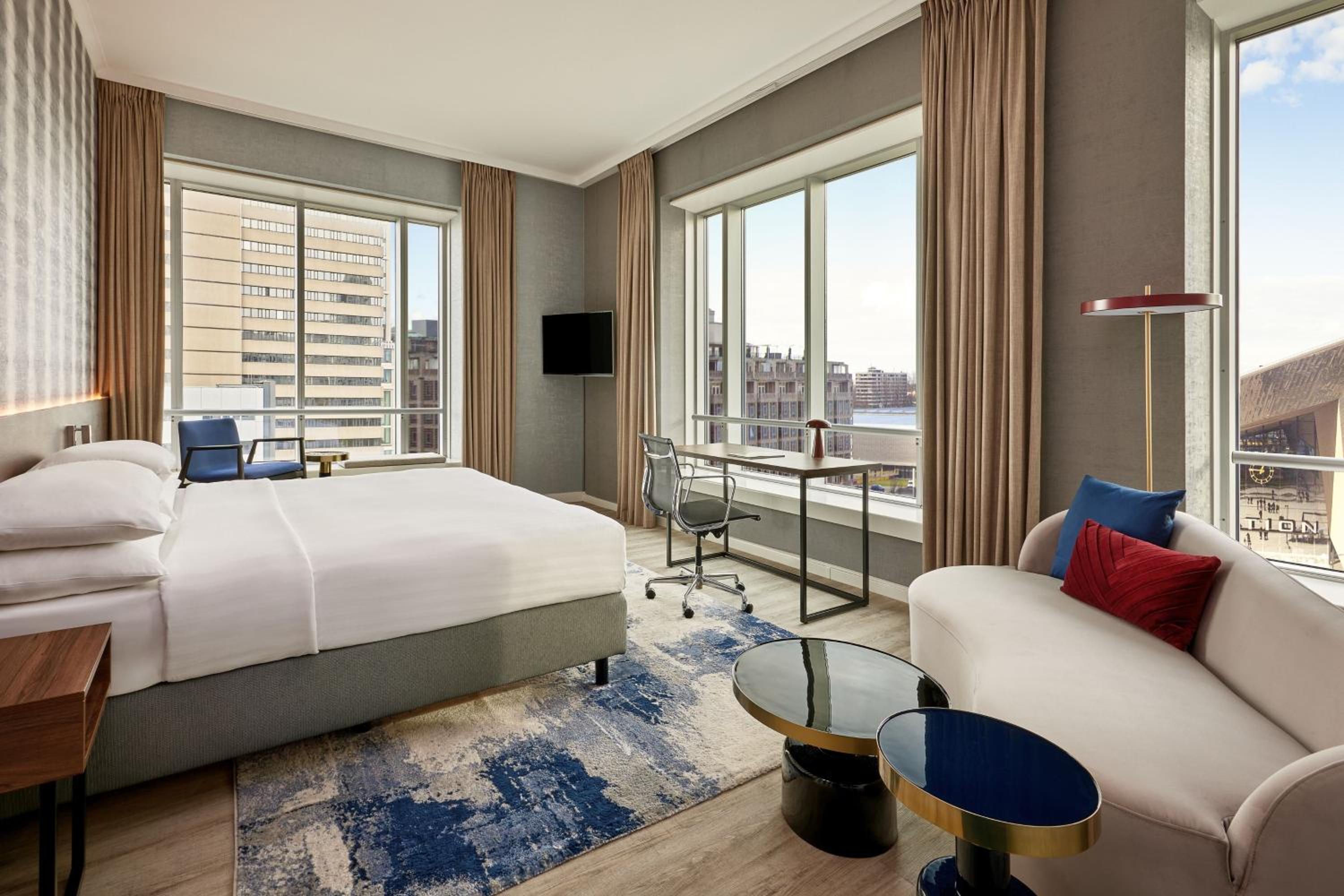 Junior King Suite with M Club Lounge Access - Photo 1