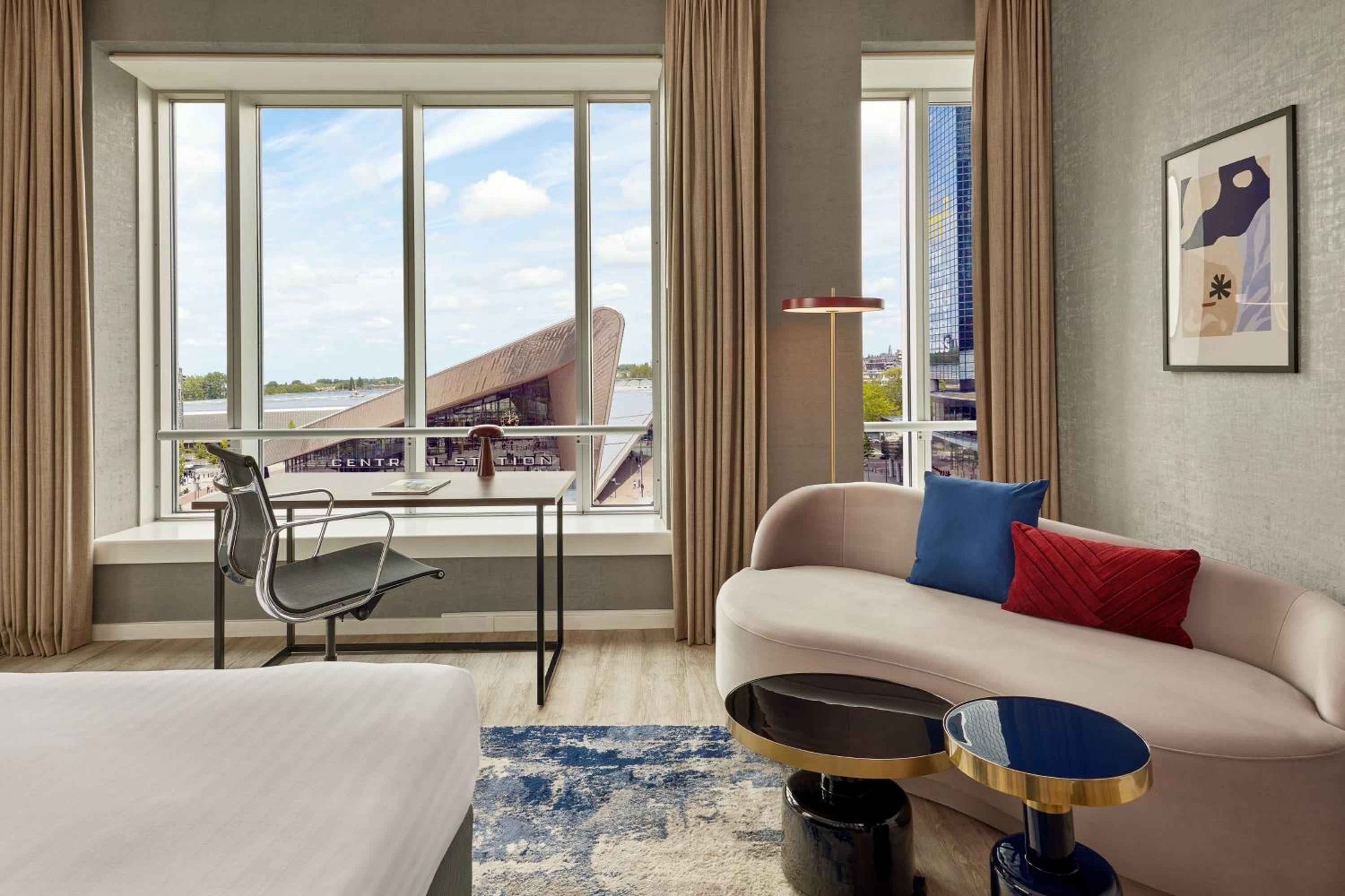 Junior King Suite with M Club Lounge Access - Photo 6