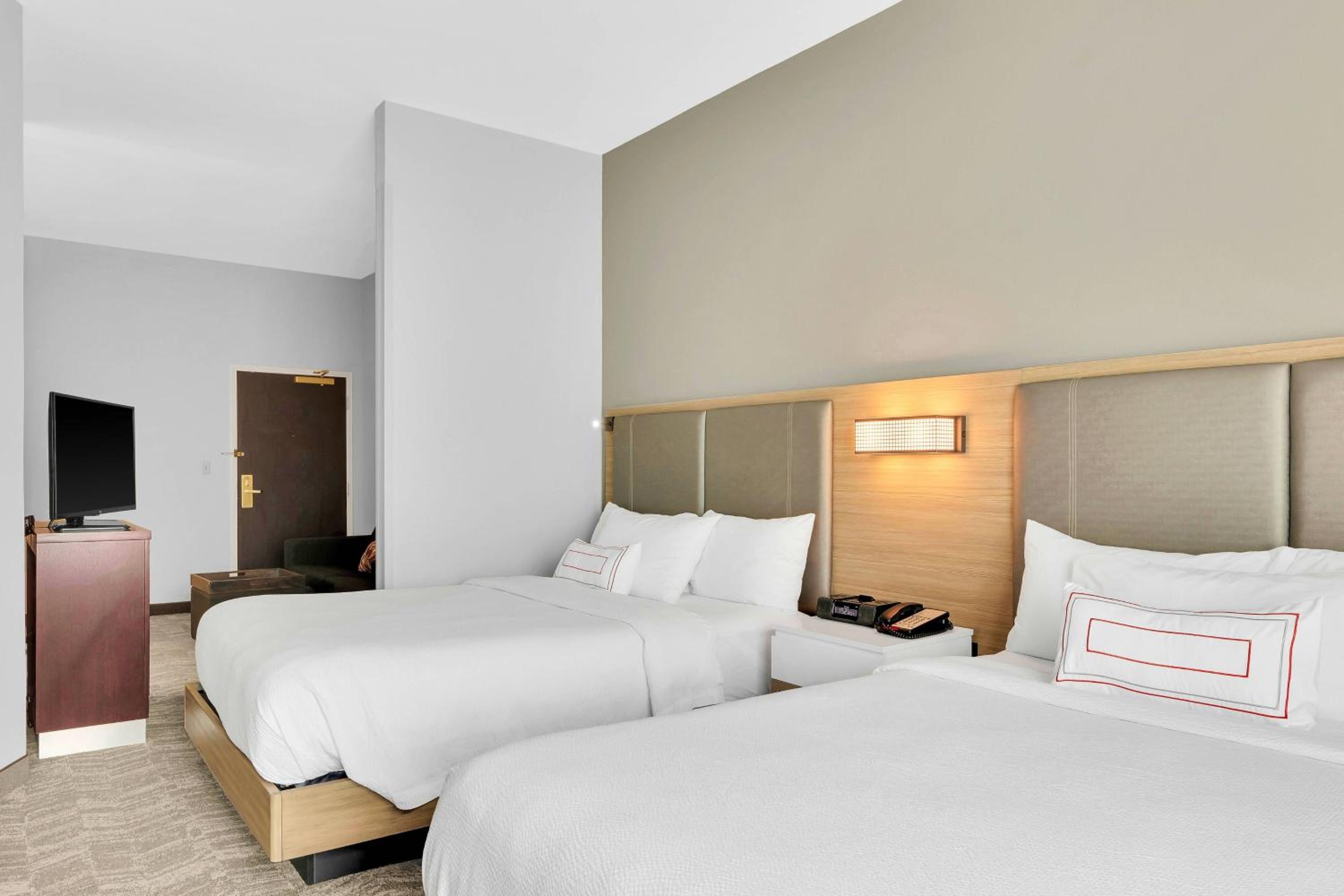 Double Studio Suite with 2 Double Beds and Sofa Bed - Photo 4
