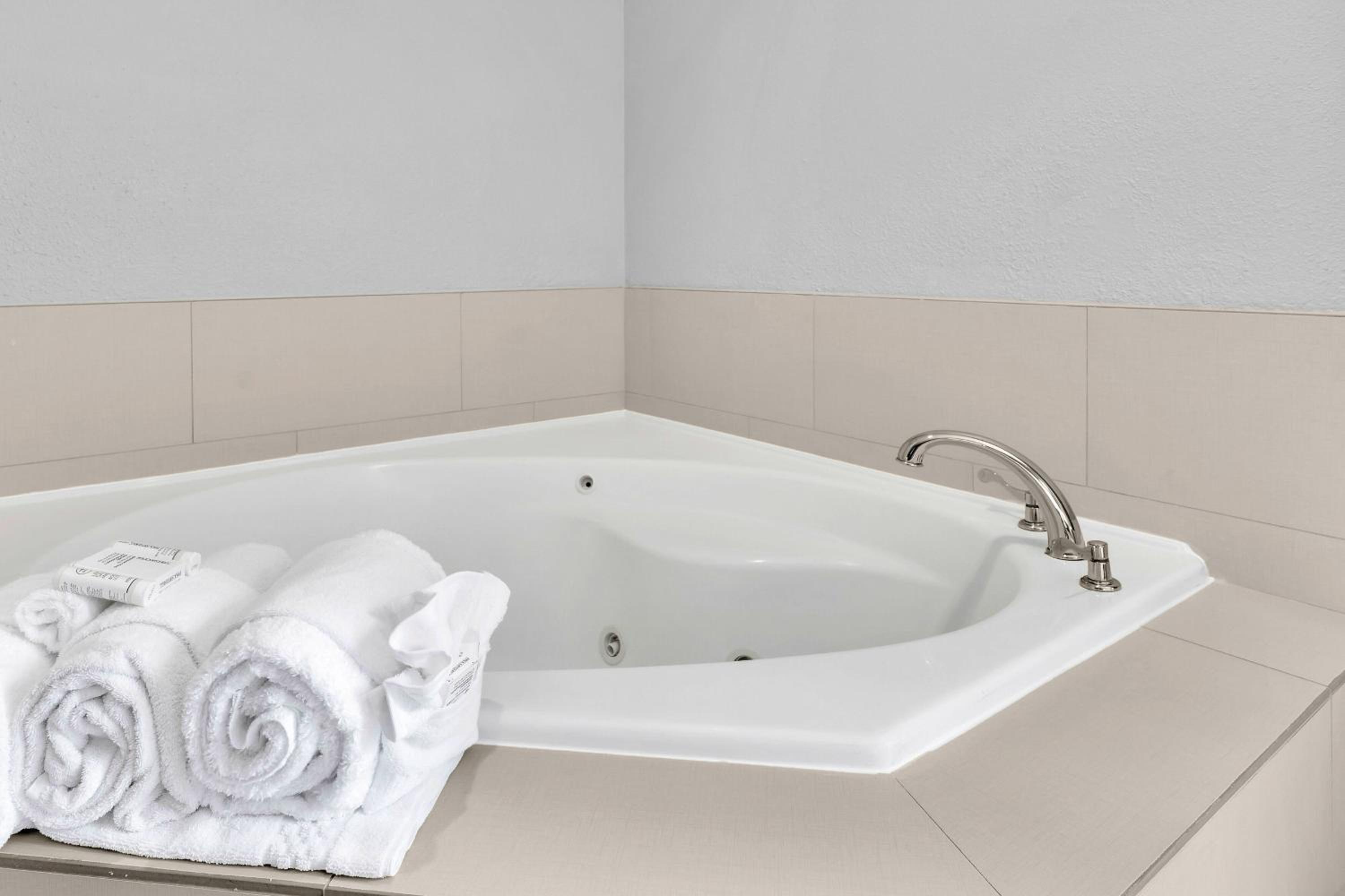 Studio, 1 King, Sofa bed, Whirlpool - Photo 2