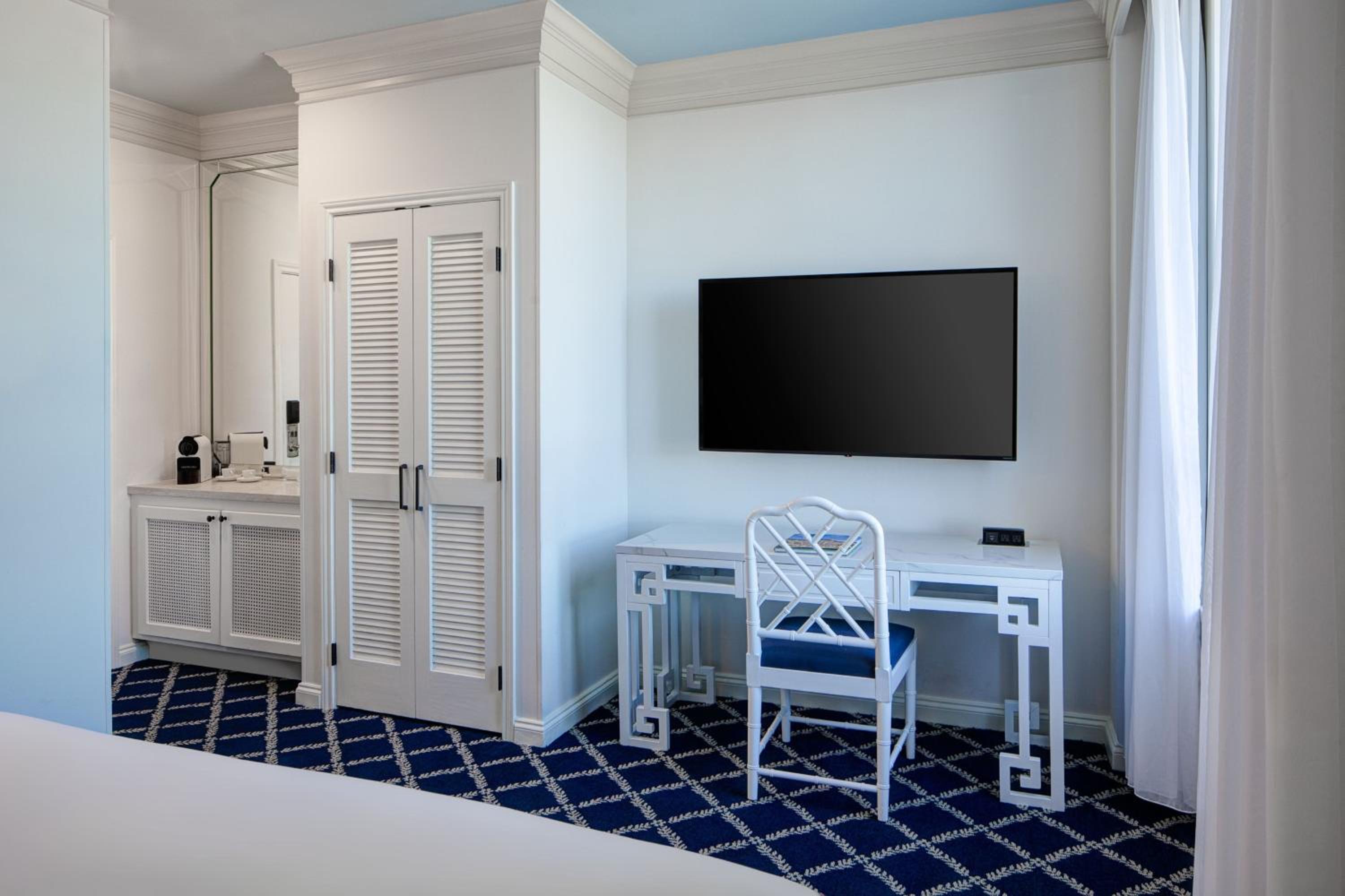 Double Room with Two Double Beds and City View - Beachfront/Pool Access - Photo 8