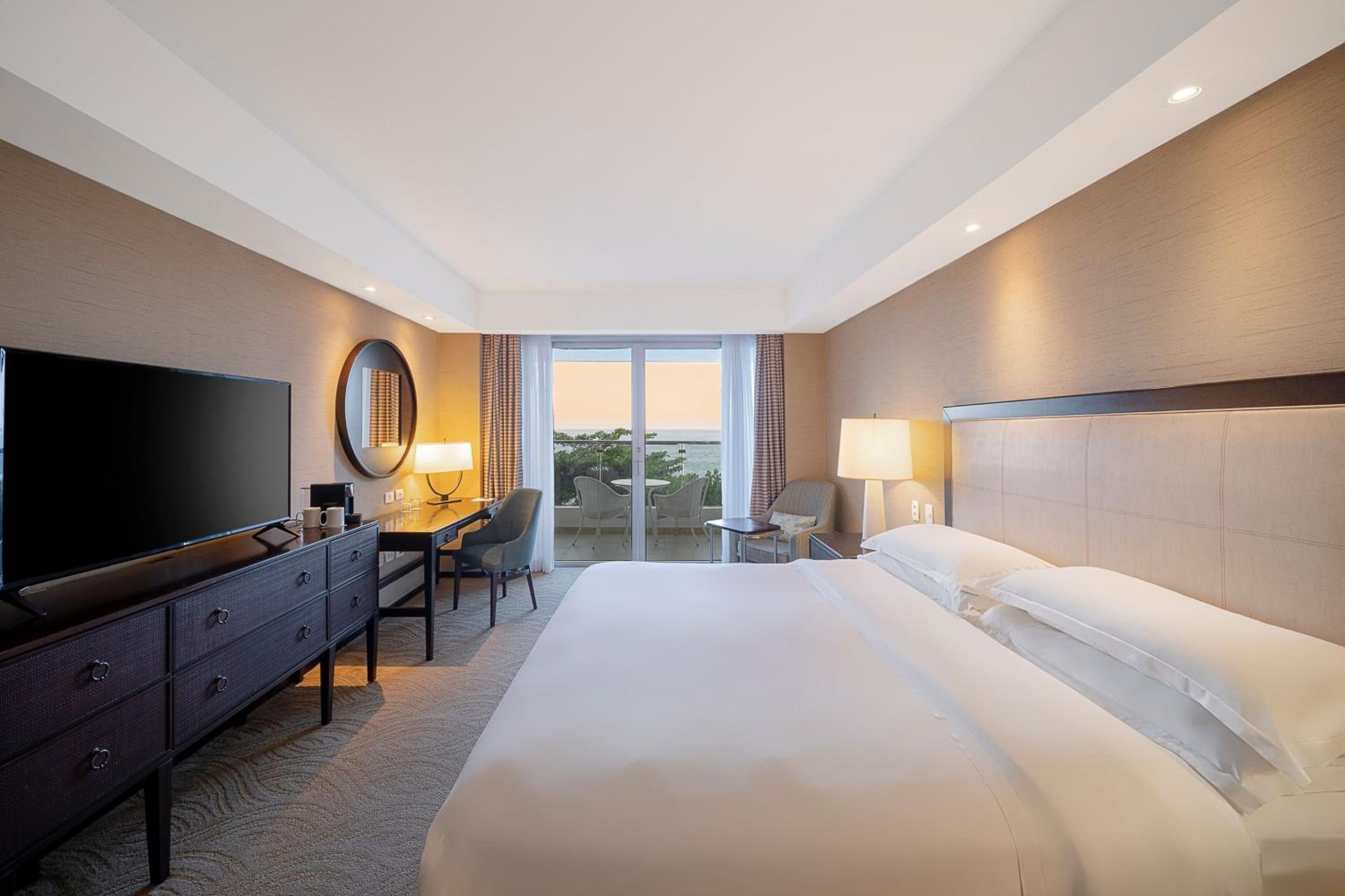 Ocean Front King Room, Guest room, 1 King, Ocean Front view thumbnail 5