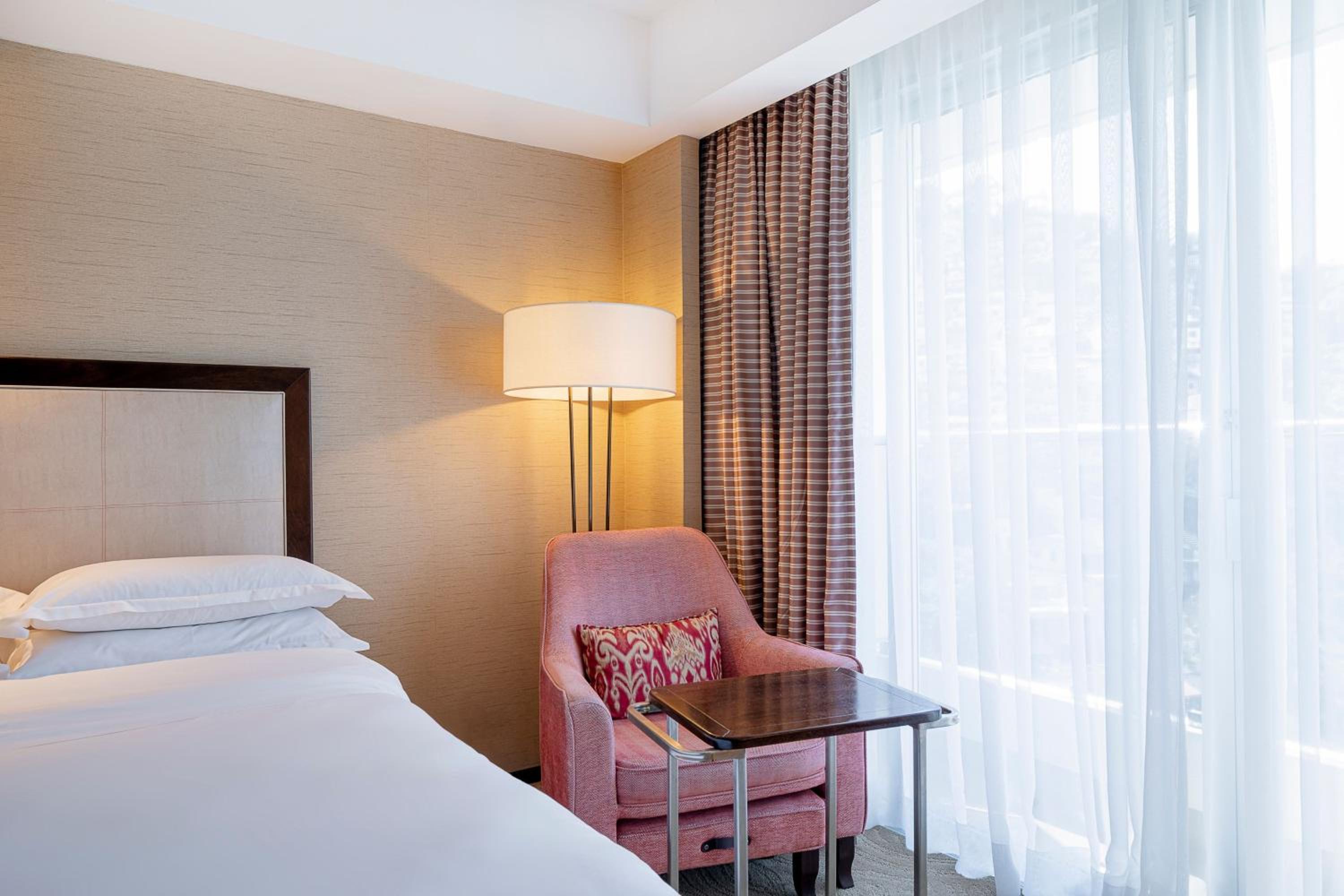 Classic King Room, Guest room, 1 King, Mountain view
