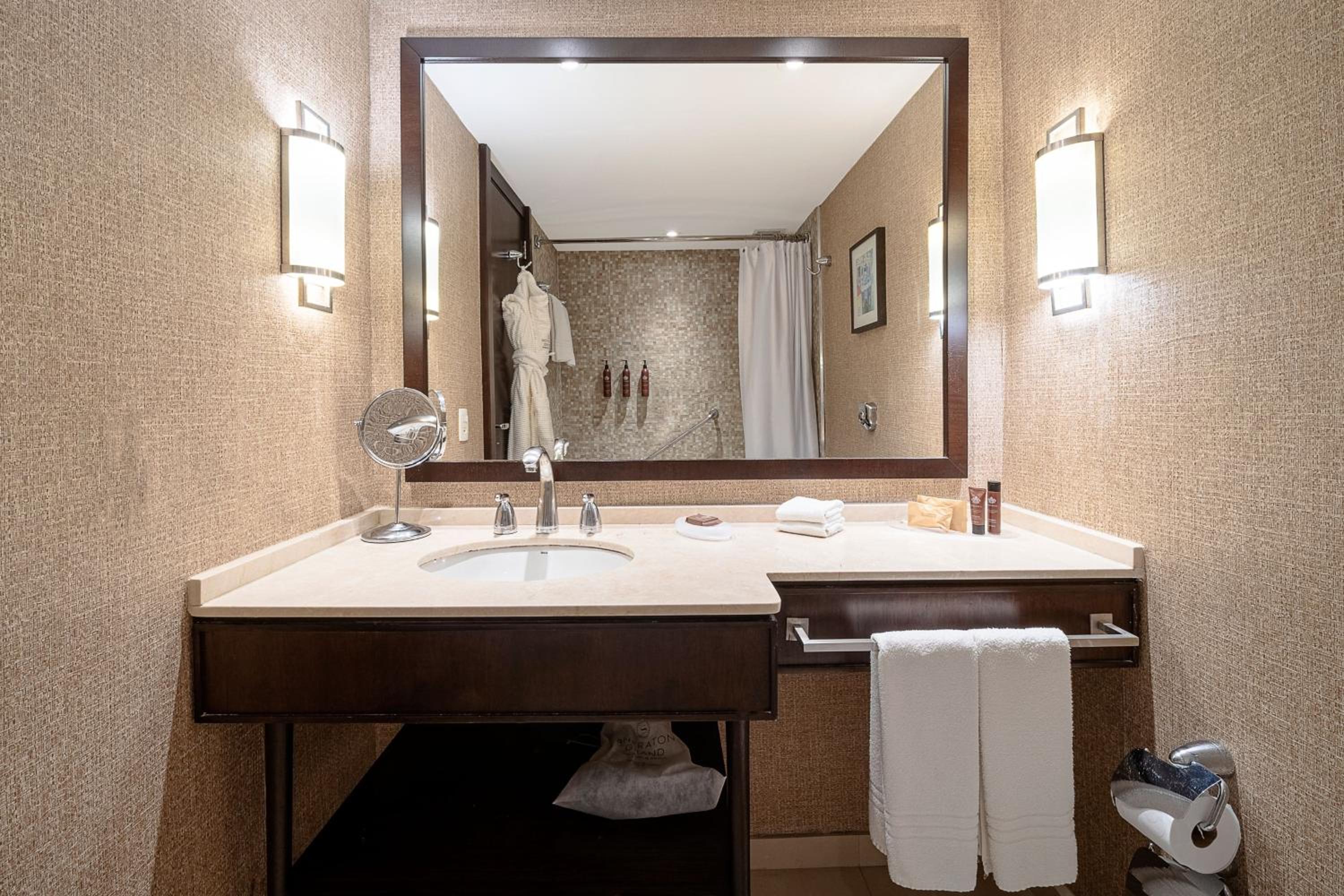 Club Twin Room, Club level, Guest room, 2 Double, High floor thumbnail 6