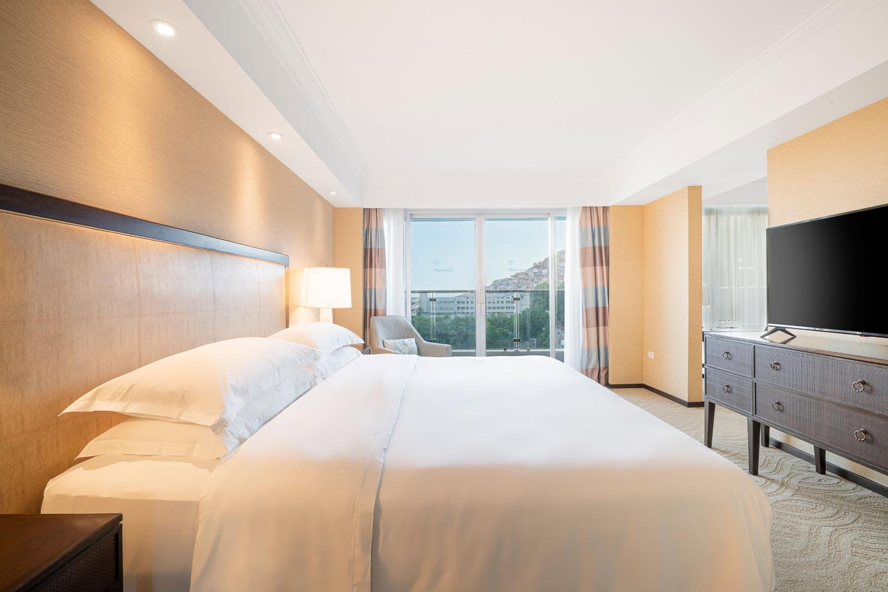 Family Room, Larger Guest room, 1 King, Sofa bed, Balcony