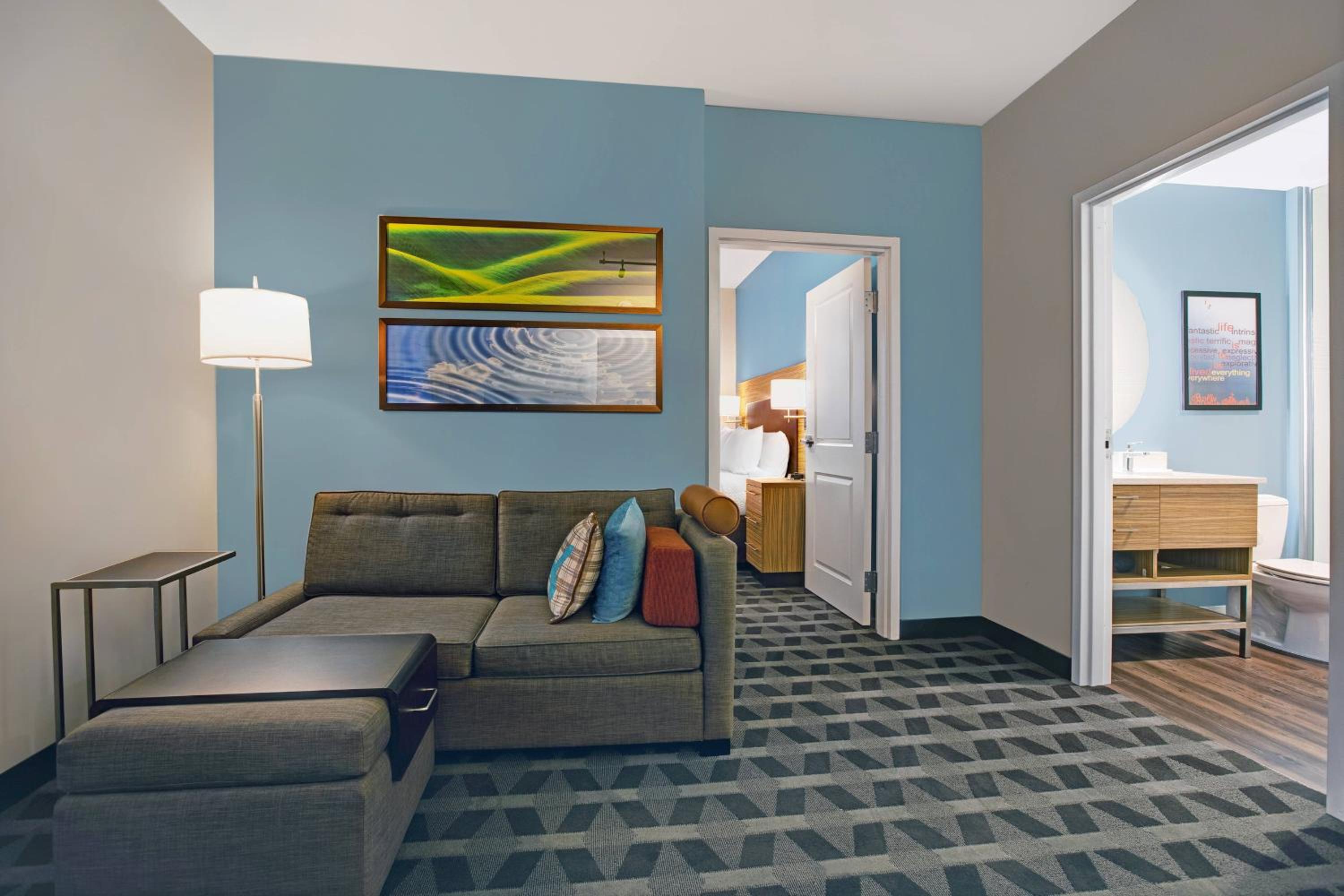 1 Bedroom Suite, 1 King, Sofa bed - Photo 1