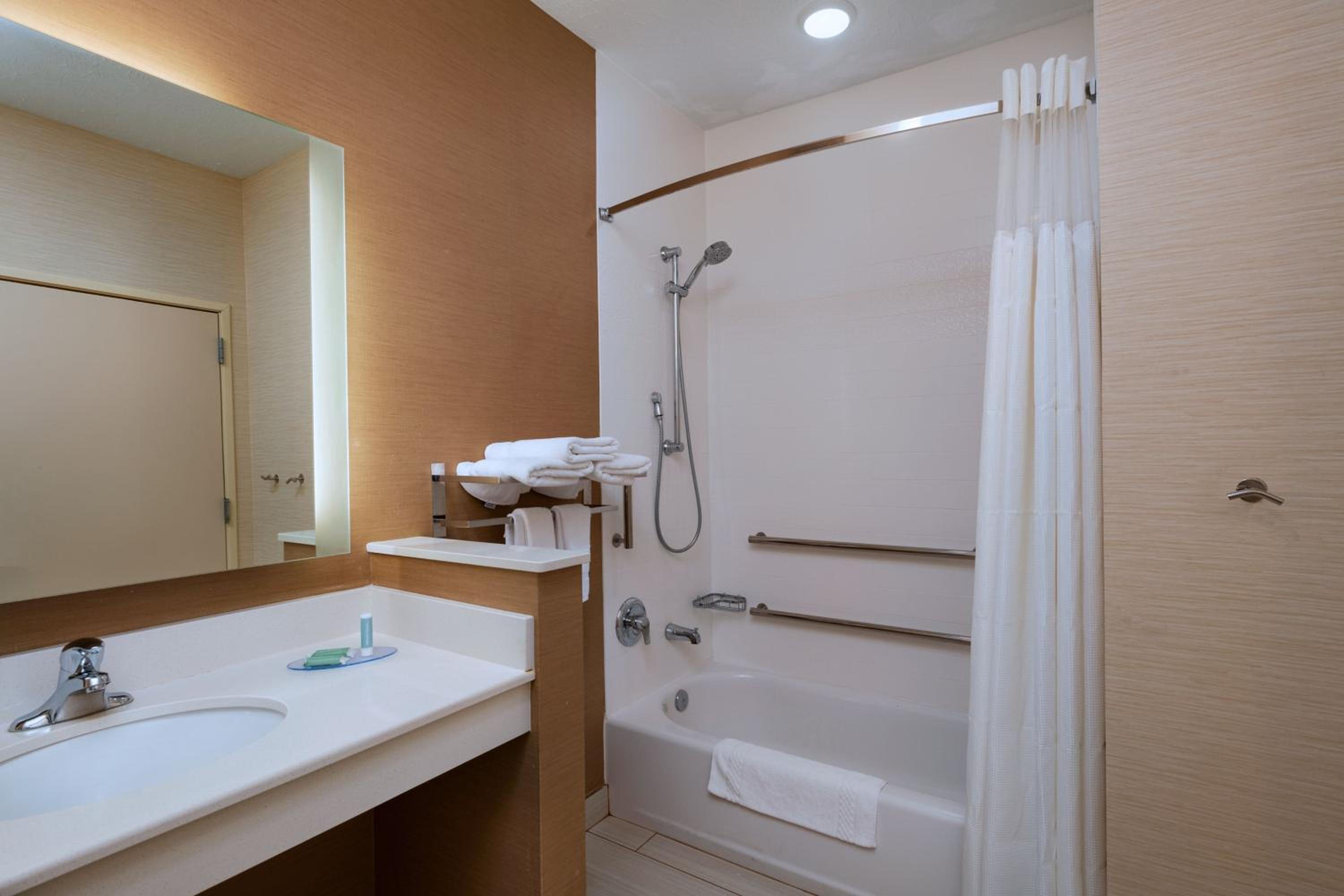 Queen Room with Two Queen Beds and Adapted Tub - Mobility Accessible photo 2