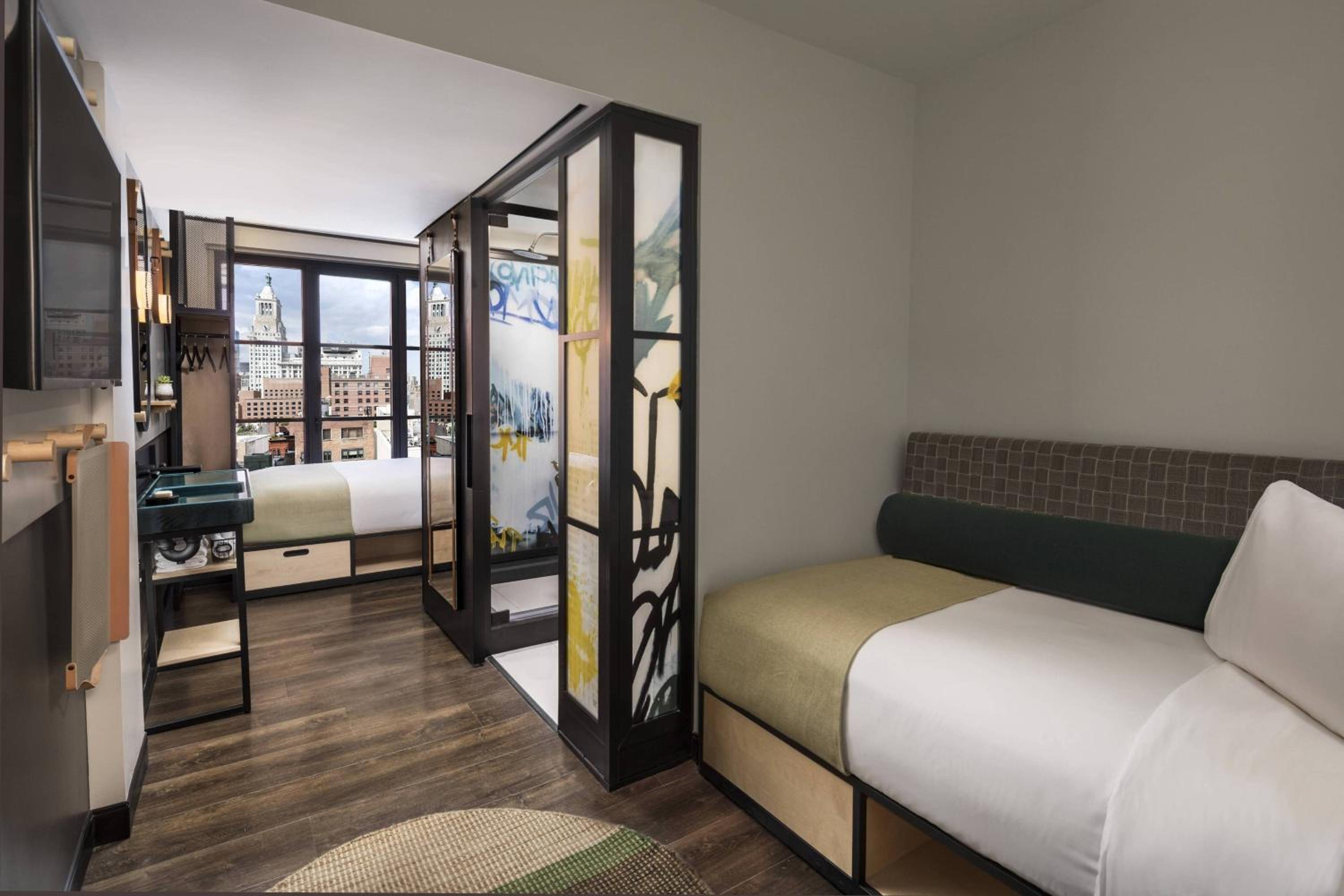 Room with One Queen Bed and One Twin Bed photo 1