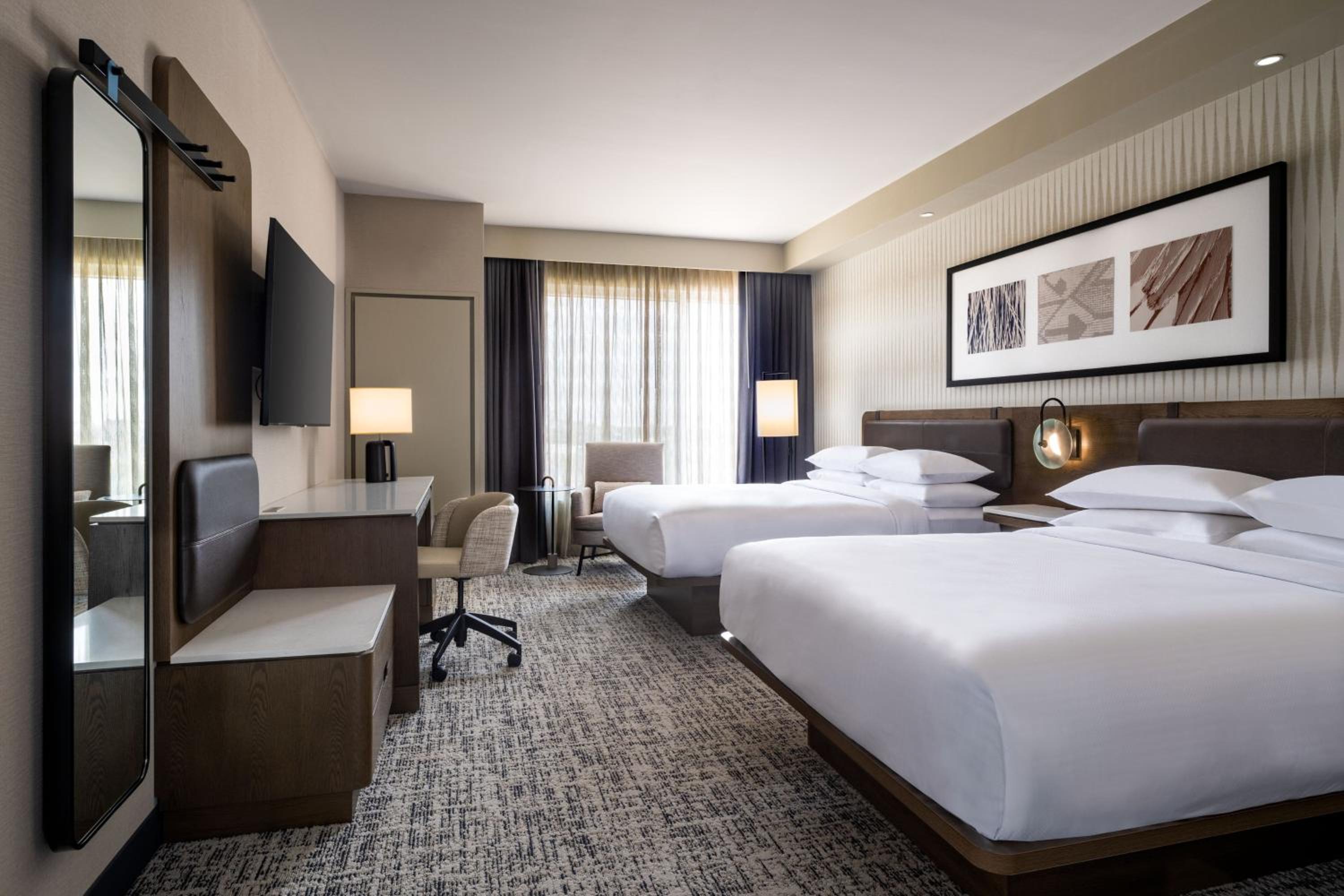 Standard Queen Room with City View - Hearing Accessible - Photo 4