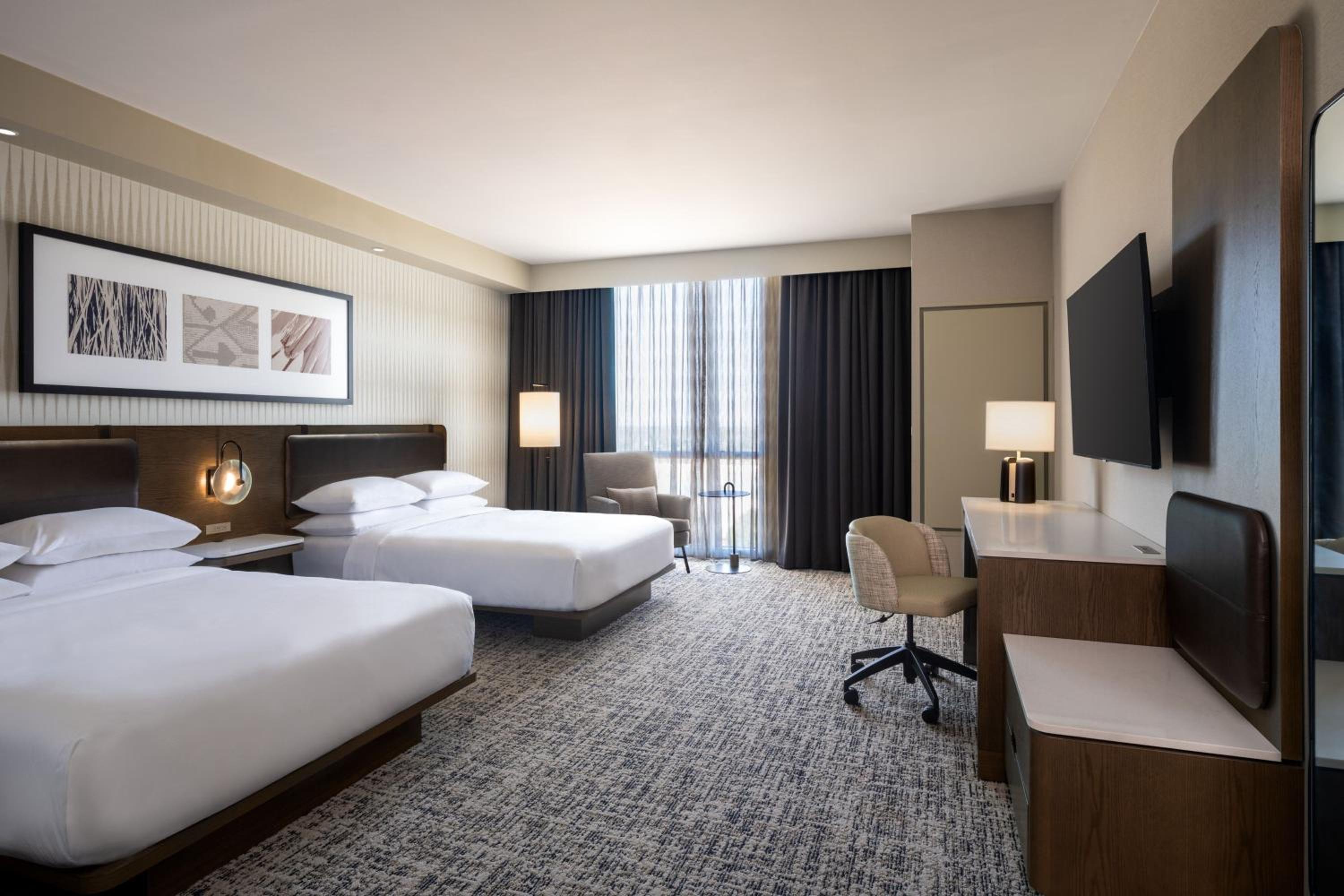 Standard Queen Room with City View - Hearing Accessible - Photo 5