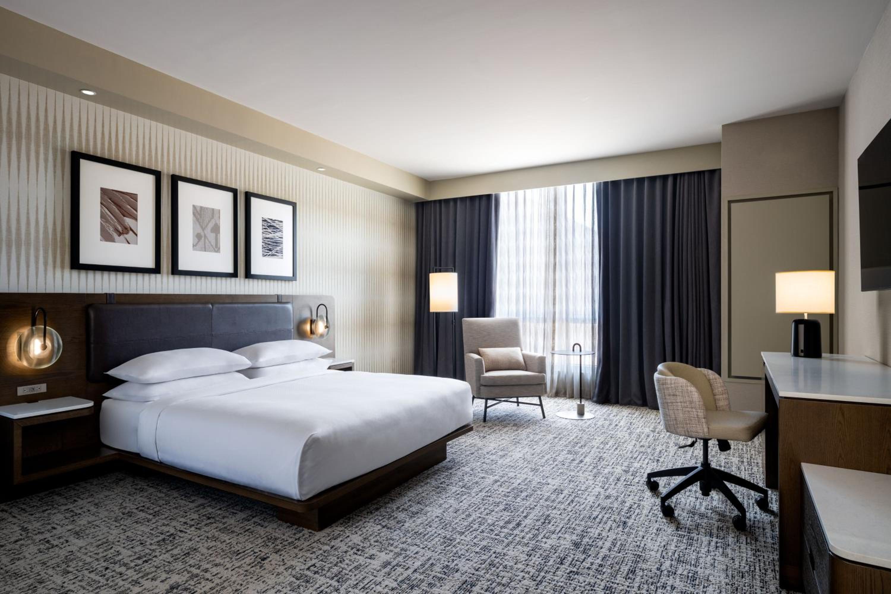 Standard King Room - Photo 11
