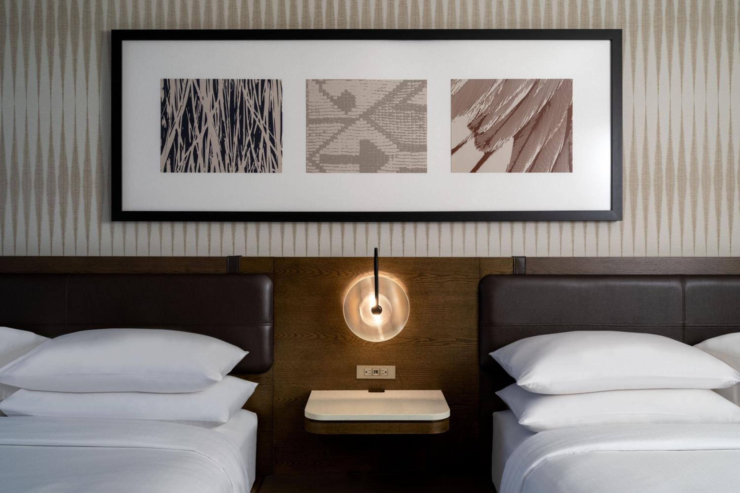 Standard Queen Room with City View - Hearing Accessible - Photo 6